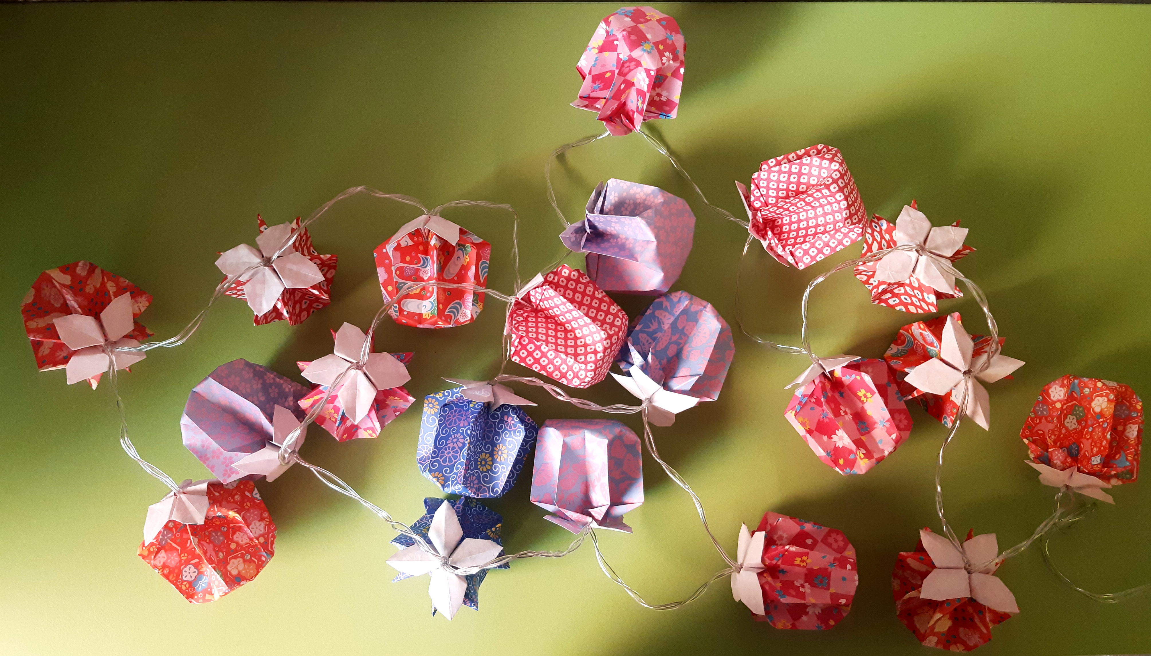 Guirlande lumineuse Lampions rouges, roses et bleus 17€
(2m de long, 20 leds, piles fournies)
