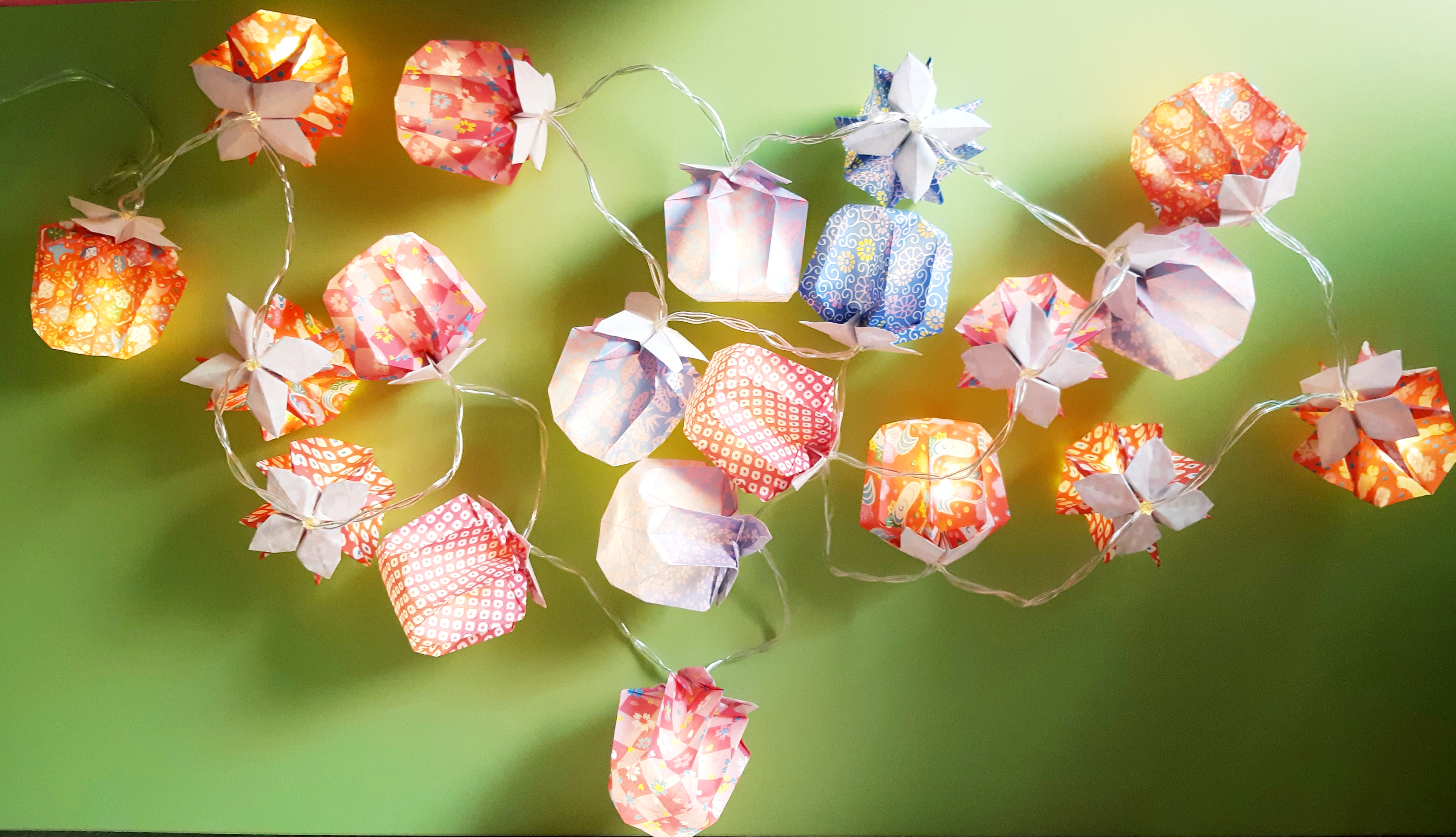 Guirlande lumineuse Lampions rouges, roses et bleus 17€ 
(2m de long, 20 leds, piles fournies)