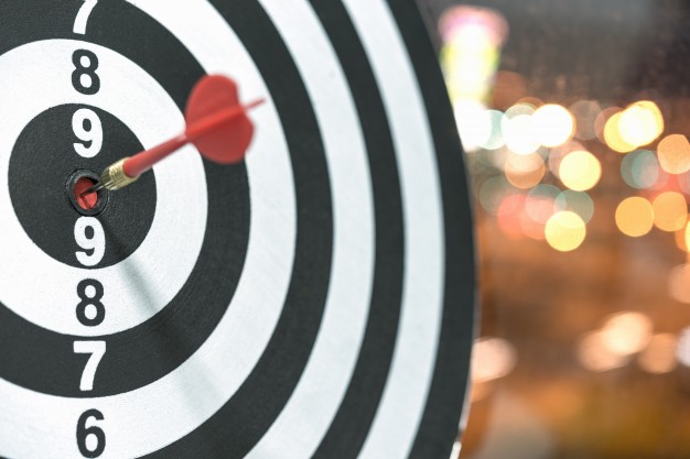 Dart doel pijl slaan op bullseye met bokeh achtergrond 1357 303