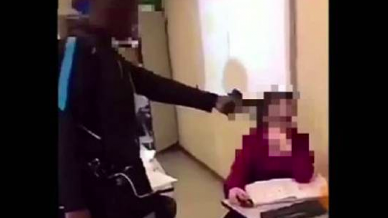 une professeur menacée avec une arme 