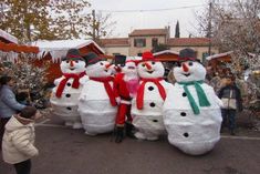 grande parade de noël, spectacles pour enfants, bonhommes de neiges humains, le père noël, déambulation musicale de noël