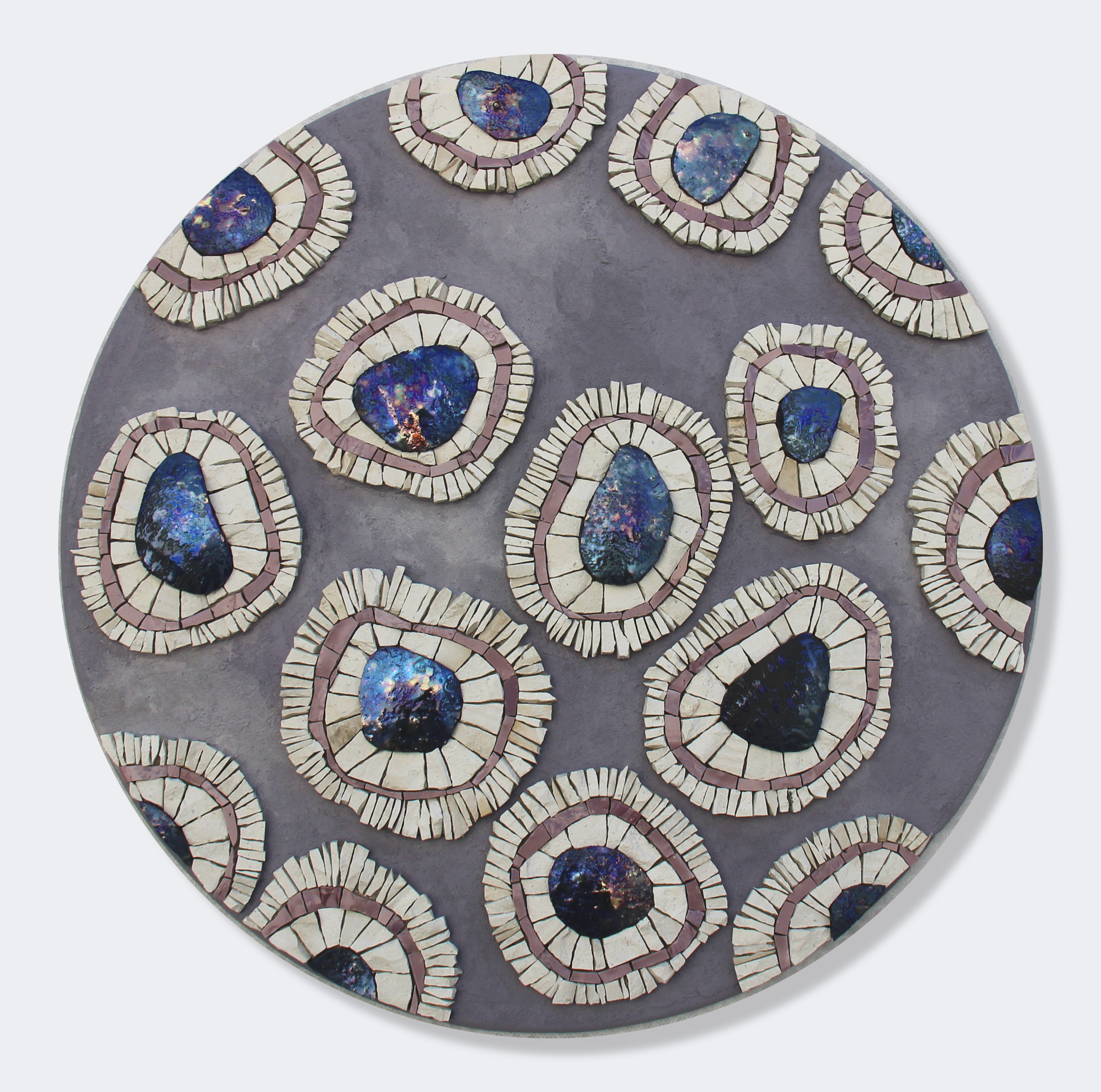 mosaique - tableau - poros - focus - mauve - violet - verre - faïence - perle - ora mosaiques.