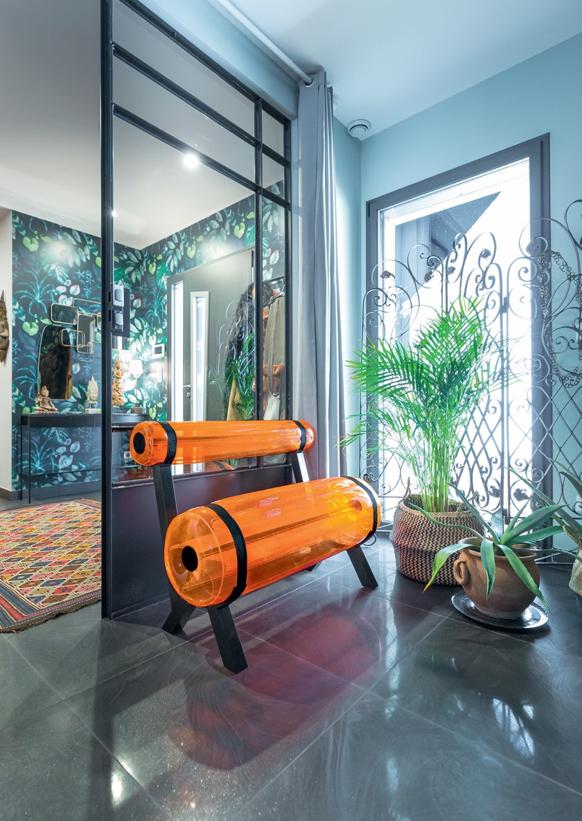 Banc ZIBA de MOJOW, en version petit modèle orange translucide et cadre noir  ( existe aussi en grand modèle )