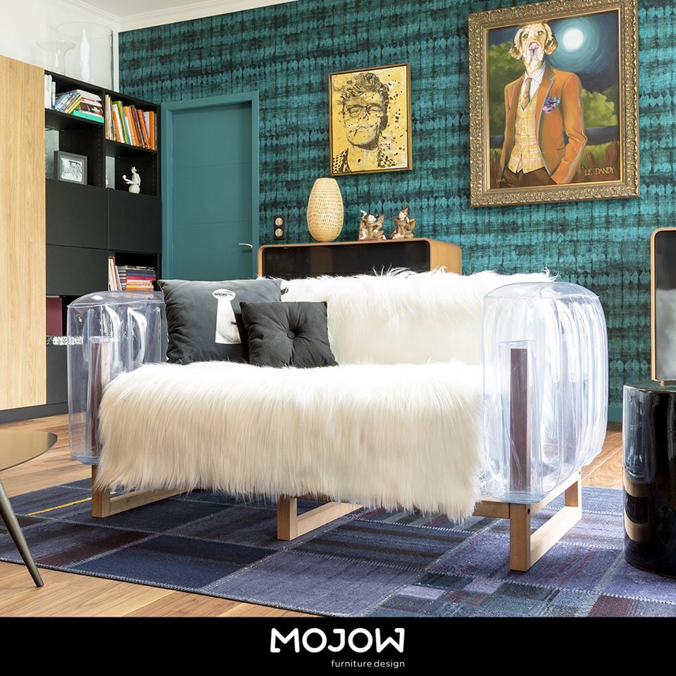 Canapé YOMI de MOJOW, version modèle 151 cm translucide Cristal et cadre bois ( avec option plaid blanc ). 
Autres couleurs : Cristal Fumé, rose, orange, vert/ Opaque noir rouge ou blanc. Existe aussi en version aluminium cadre noir