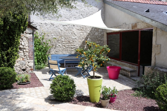 terrasse table de jardin bois voile d'ombrage buis rond kumquat