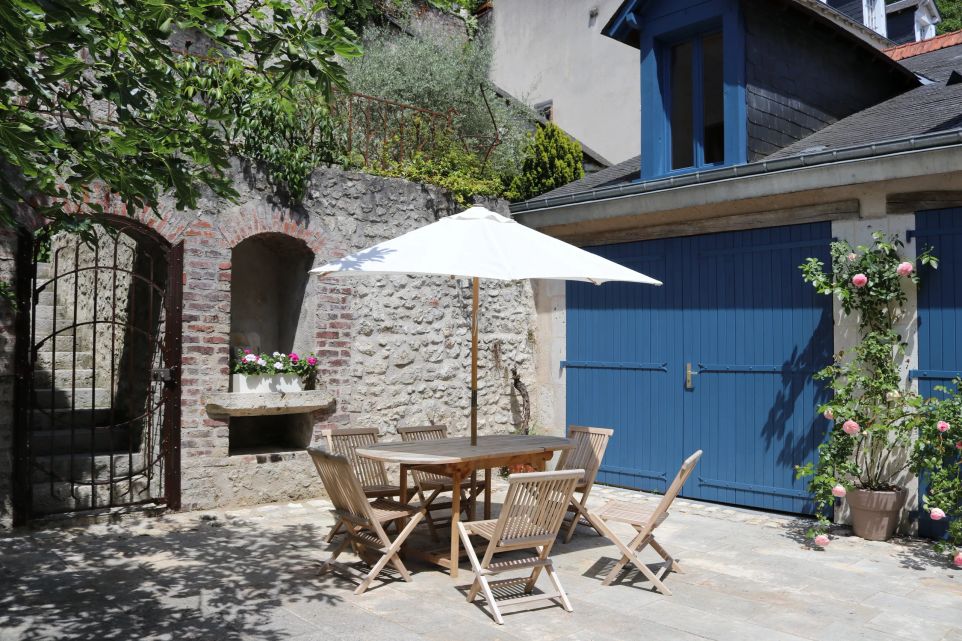 table de jardin parasol chien assis bleu rosier geranium