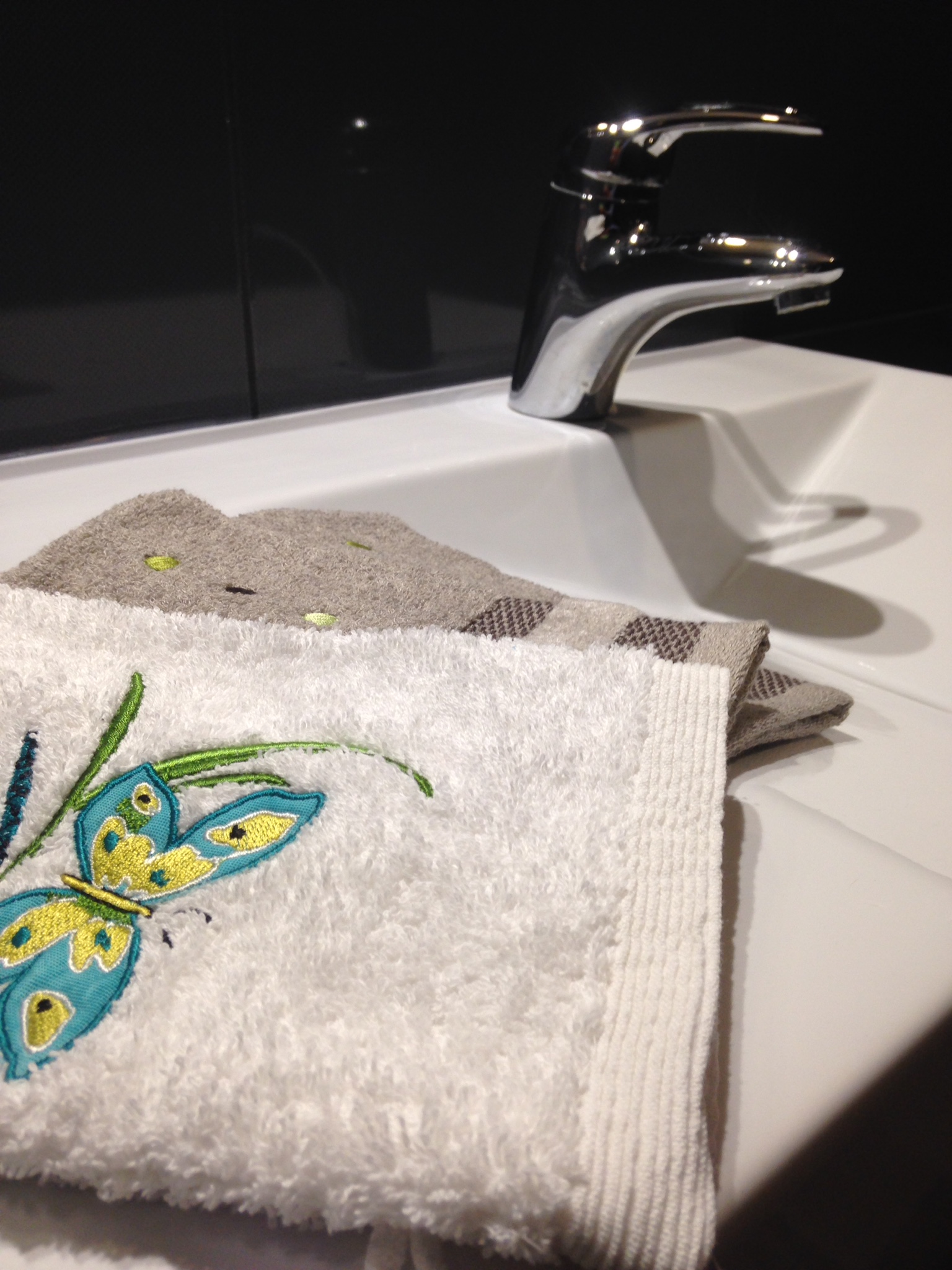 lavabo salle de bain gant de toilette mitigeur