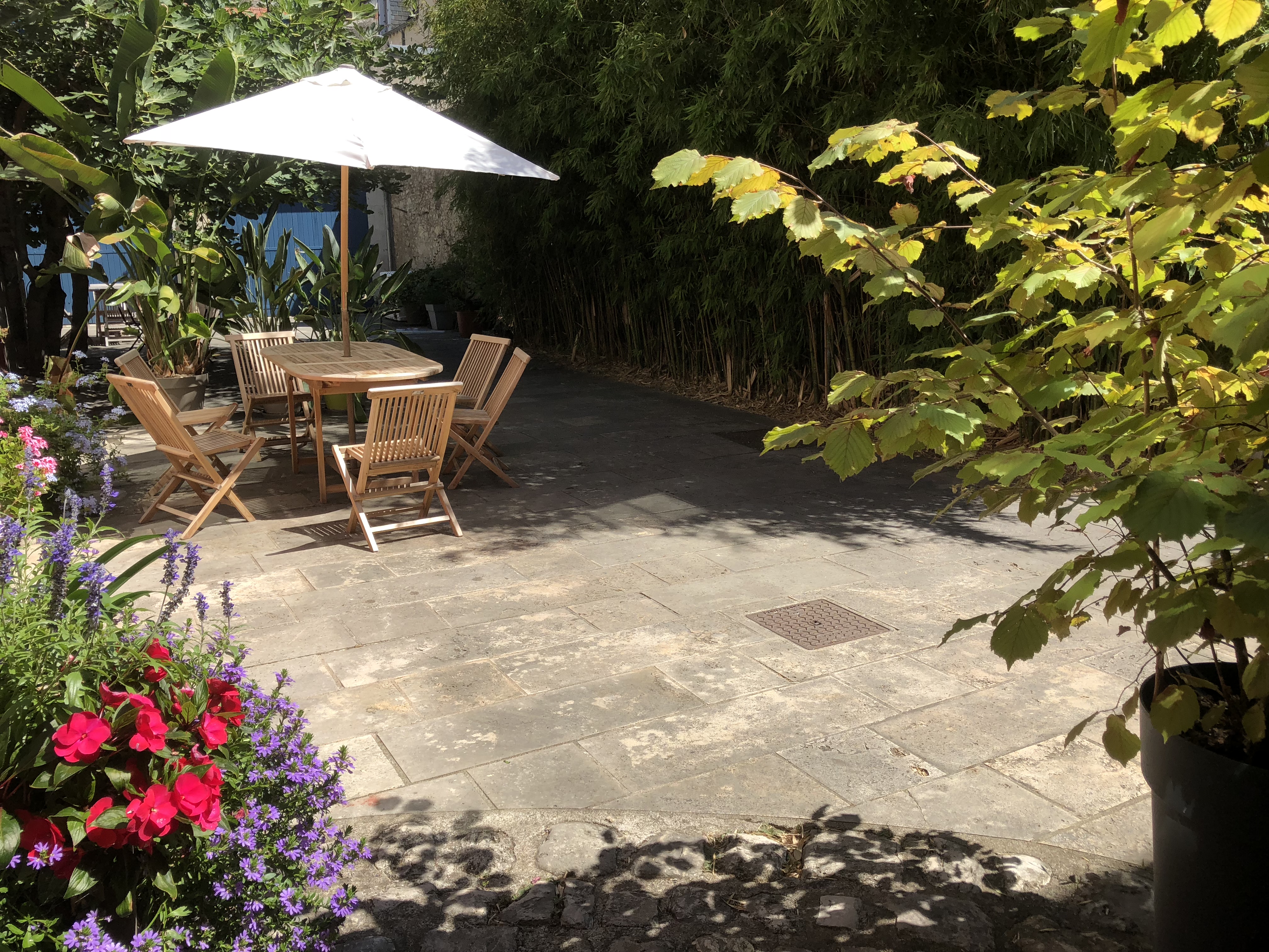 table de jardin parasol bois chaises