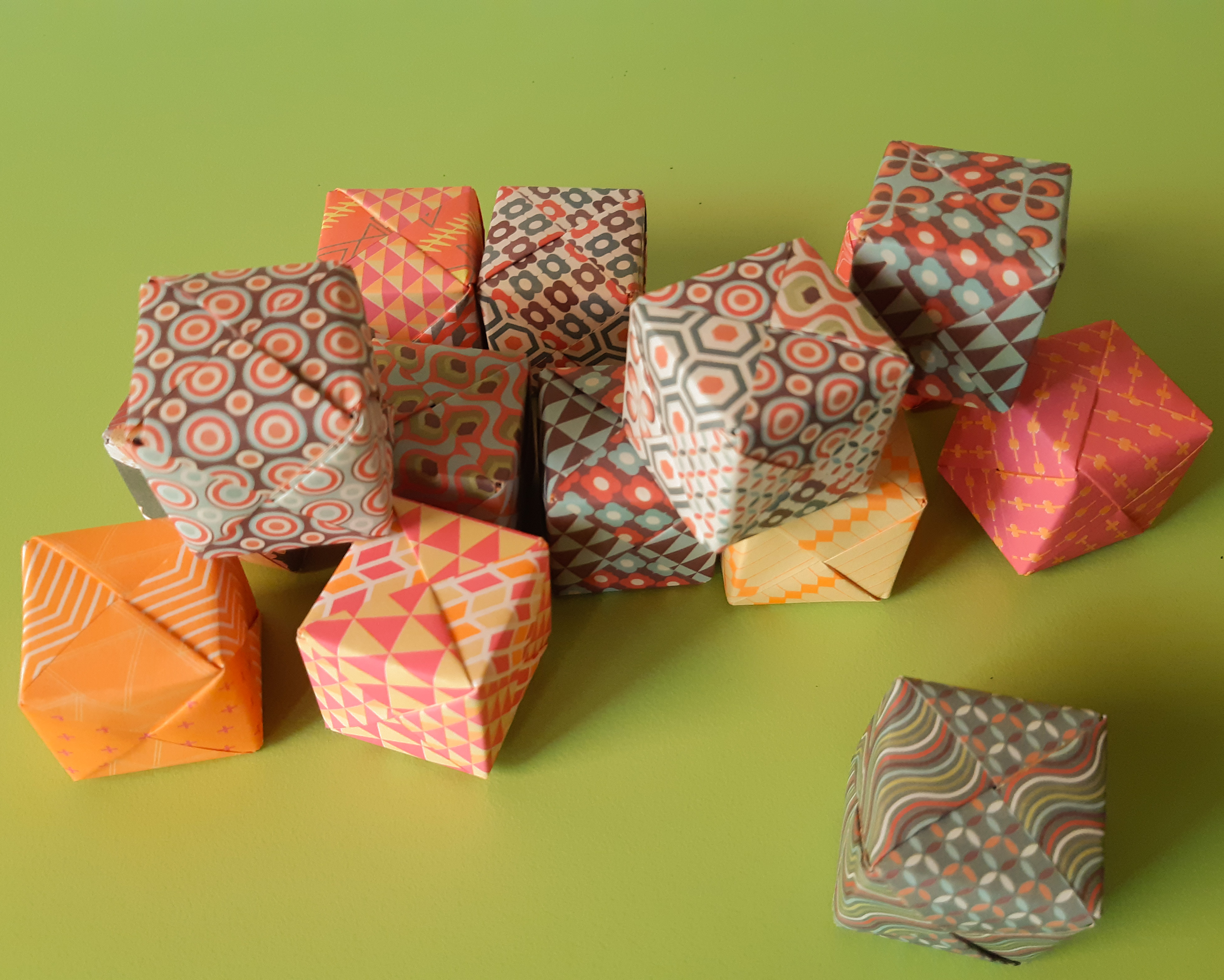 mini cube modulaires 1€
(~ 2,5 cm, autres dimensions possibles)