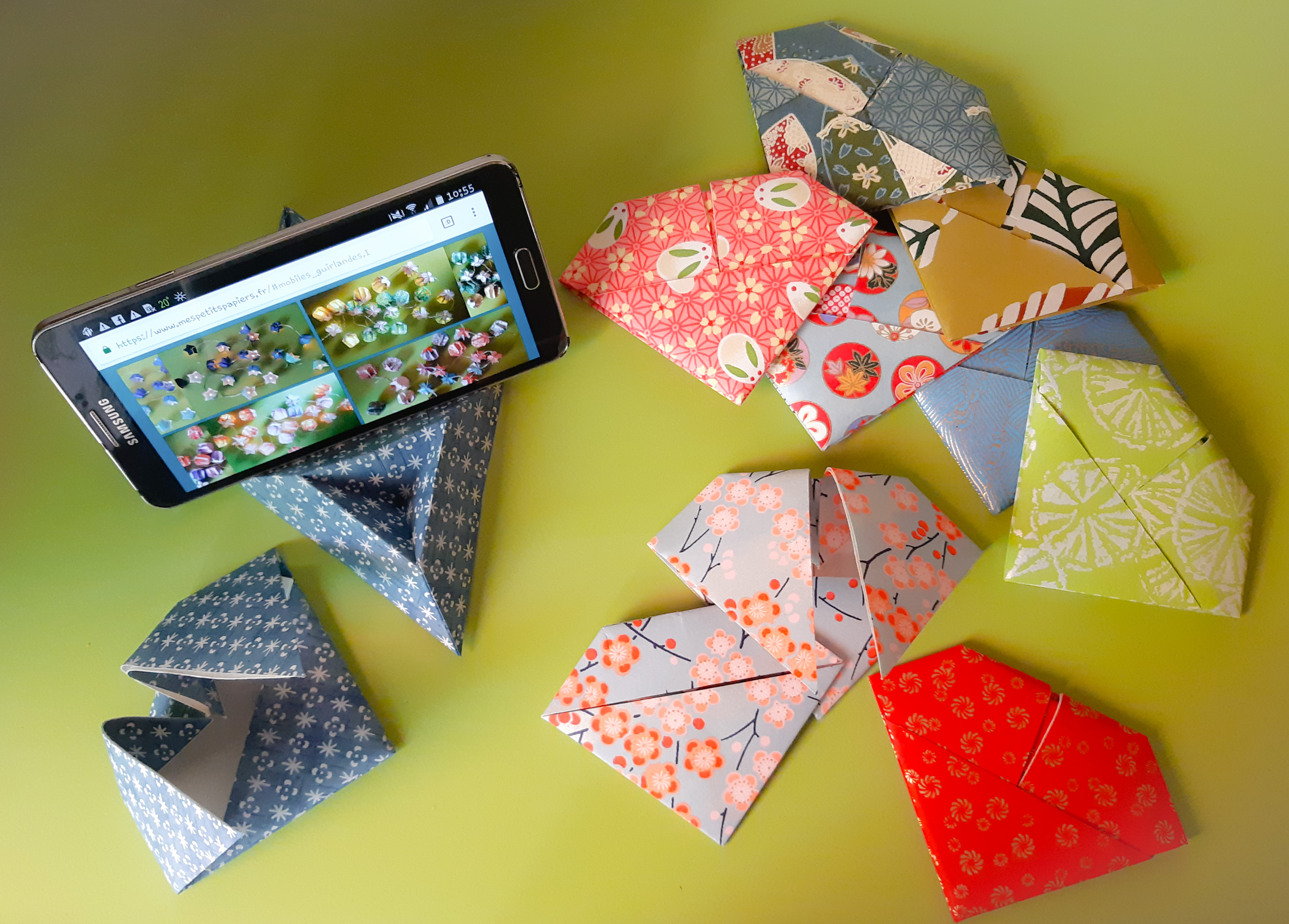 Support de téléphone portable en papier washi 7€
à plier et à ranger dans sa pochette diamant
(pochette ~ 8 x 8 cm)