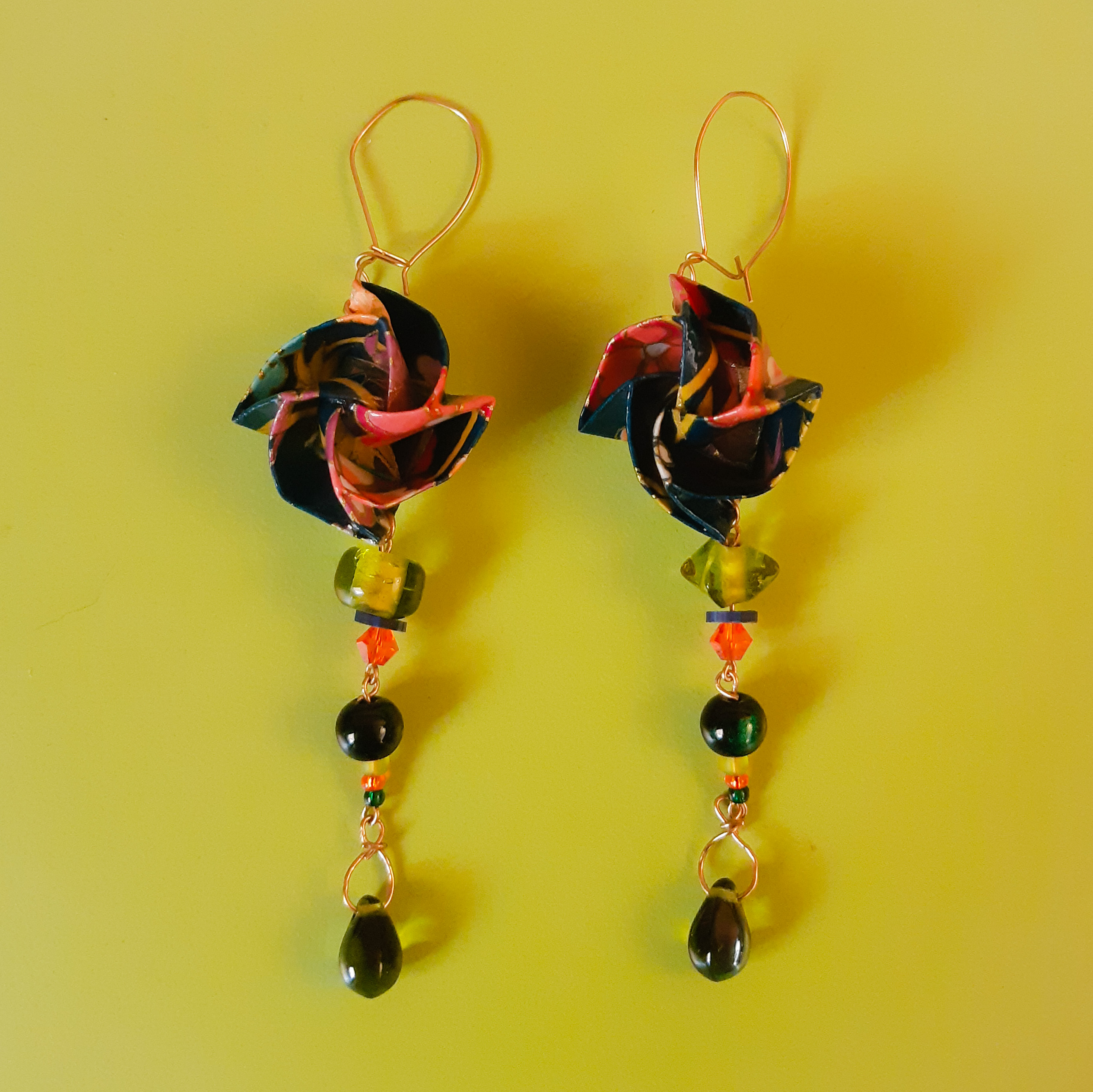 Boucles d'oreilles Fleurs, orange et émeraude, 12€
