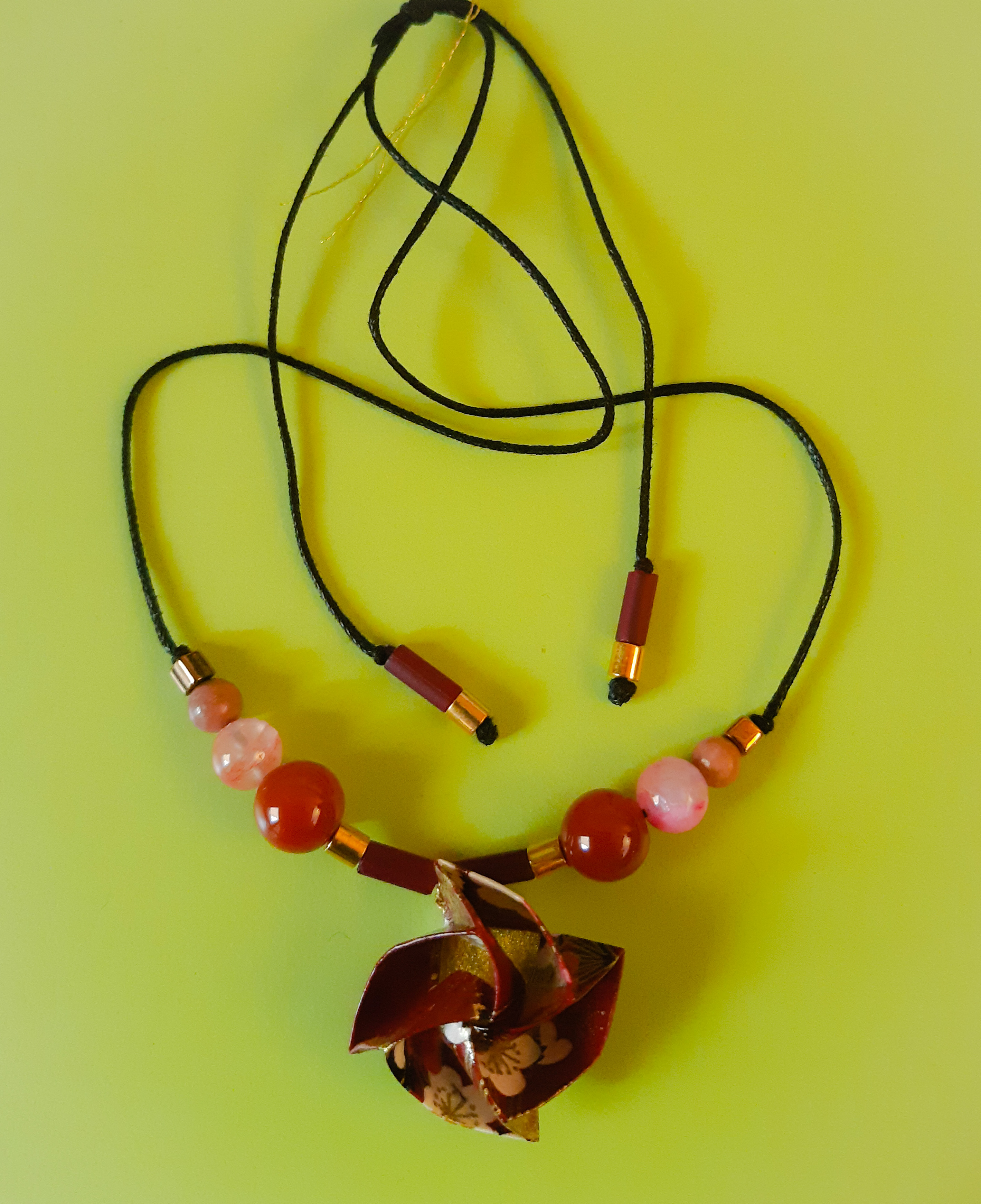 Collier Fleur, bordeau, 16€
(cornaline : confiance en soi, spontanéité, courage... ; rhodonite : antistress, revitalisante, paix intérieure... ; quartz rose : réparation affective, sérénité d'esprit, créativité, intuition...)