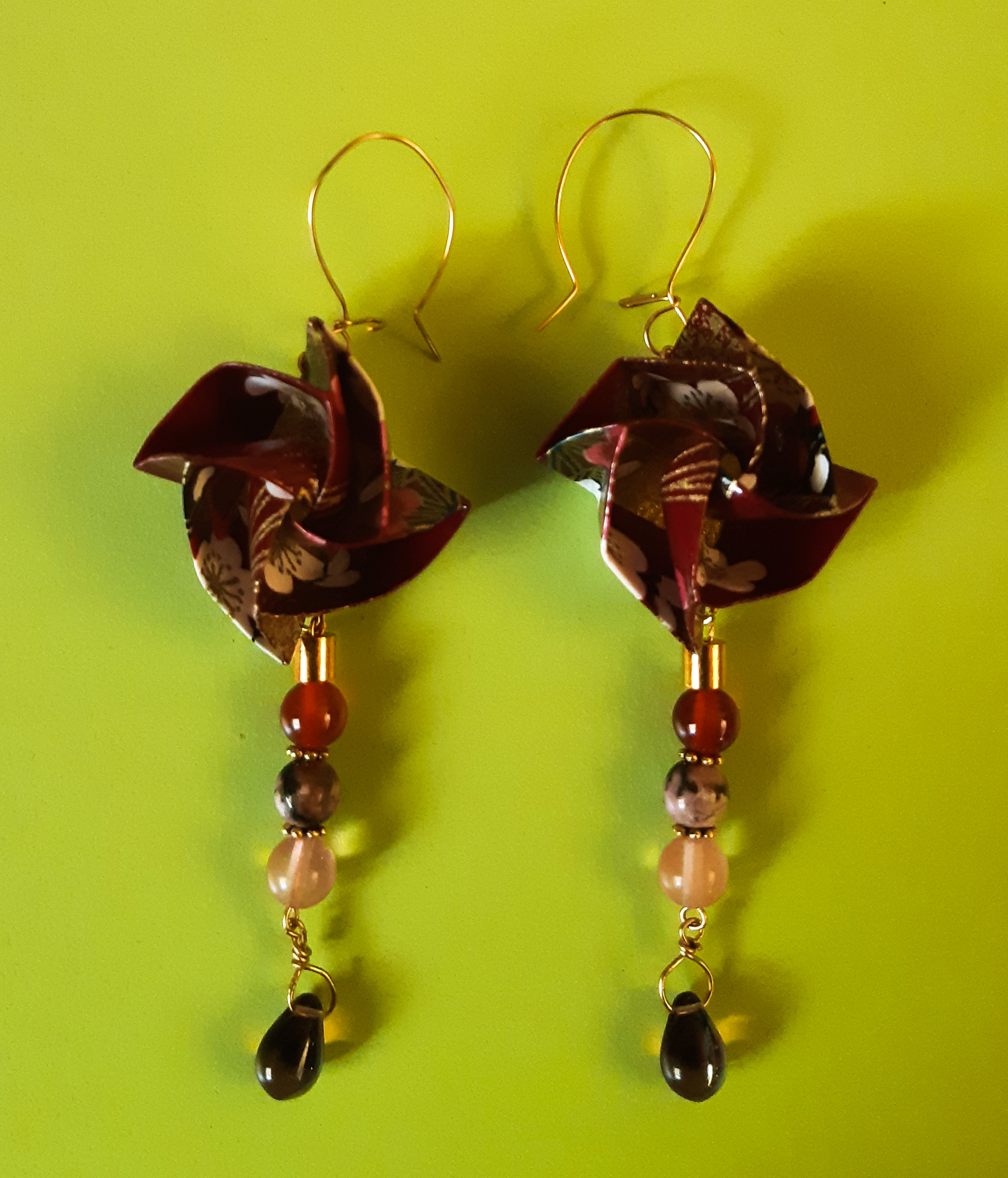 Boucles d'oreilles Fleurs, bordeaux, 15€
(cornaline : confiance en soi, spontanéité, courage... ; rhodonite : antistress, revitalisante, paix intérieure... ; quartz rose : réparation affective, sérénité d'esprit, créativité, intuition...)