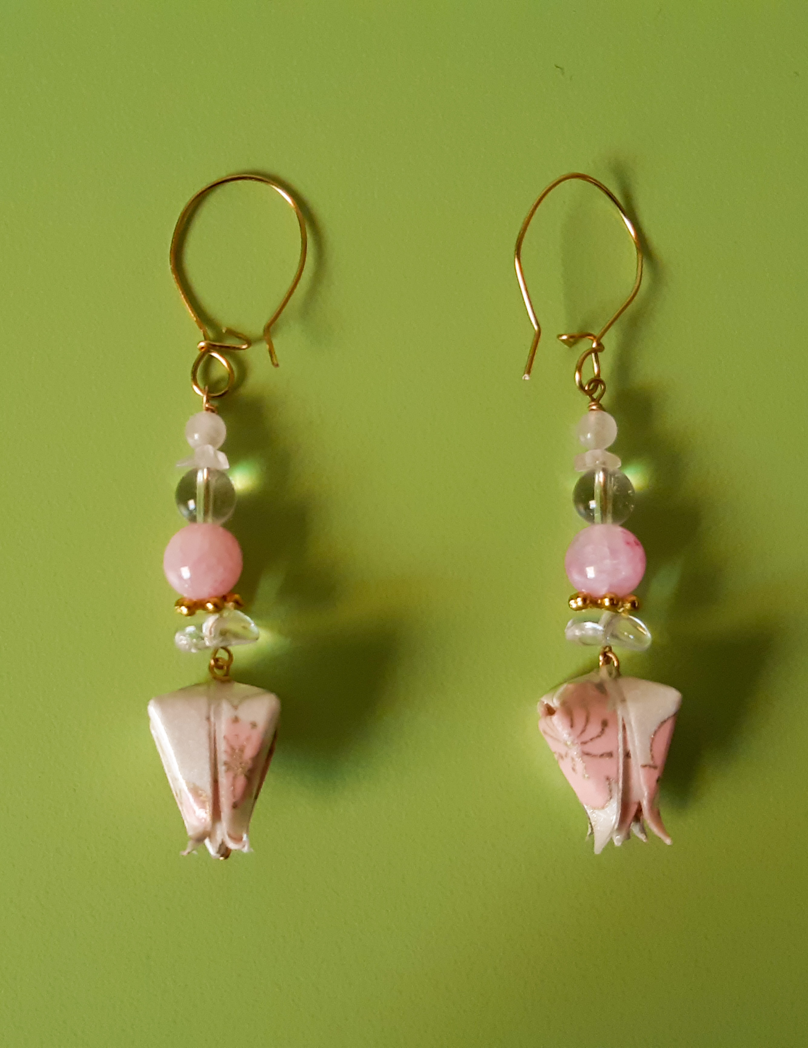 Boucles d'oreilles Bouton de lotus, rose, 12€
(quartz rose: réparation affective, sérénité, créativité, intuition... ;  cristal de roche : amplificateur des vertus des pierres à proximité, régénération, purification, spiritualité...) 