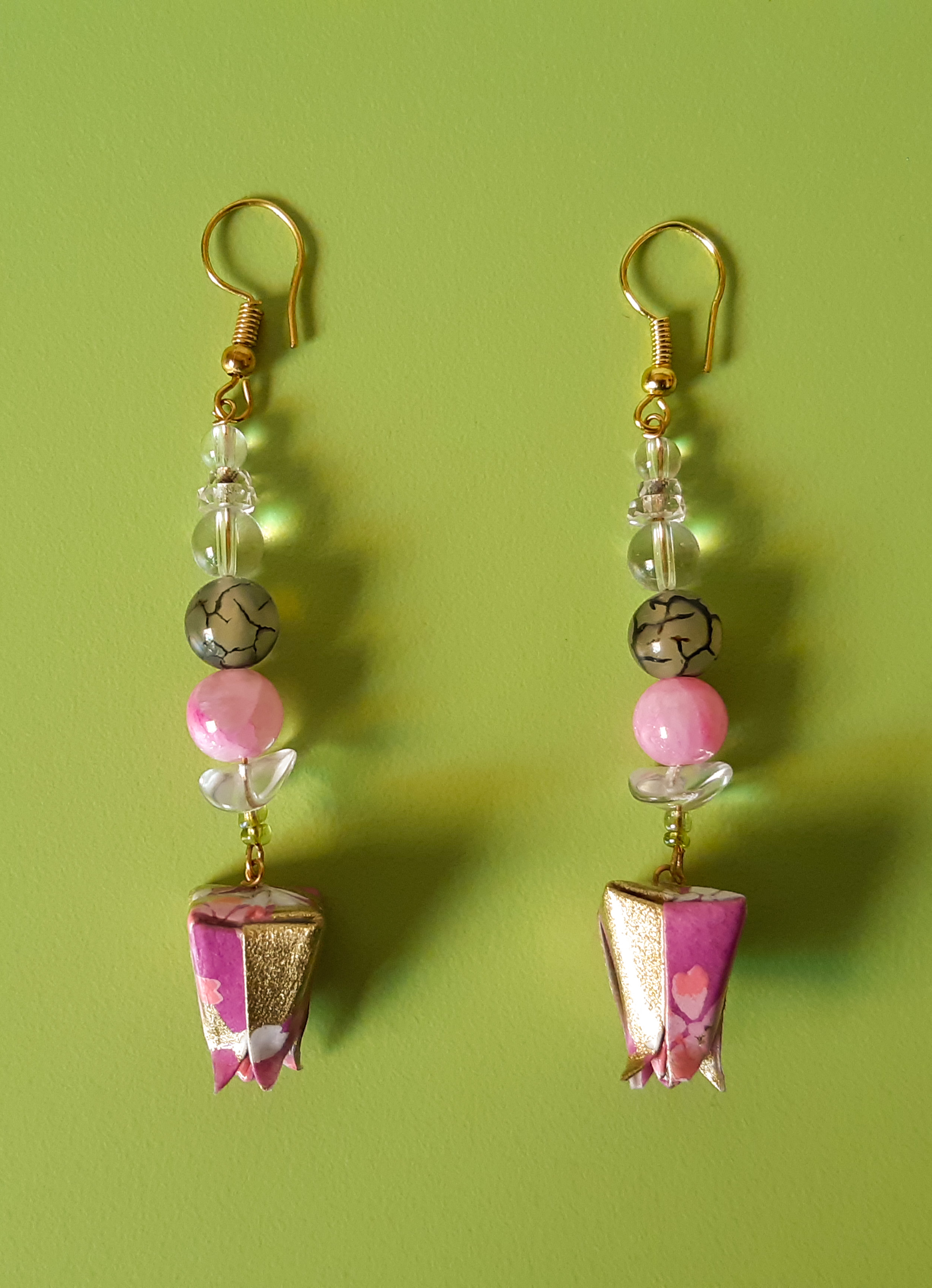 Boucles d'oreilles Bouton de lotus, rose et or, 12€
(rhodochrosite : antistress, vitalité, soigne l'anxiété ; agate veine de dragon :  paix, ancrage, protection, clairvoyance... ; cristal de roche : amplificateur des autres pierres , régénération...) 