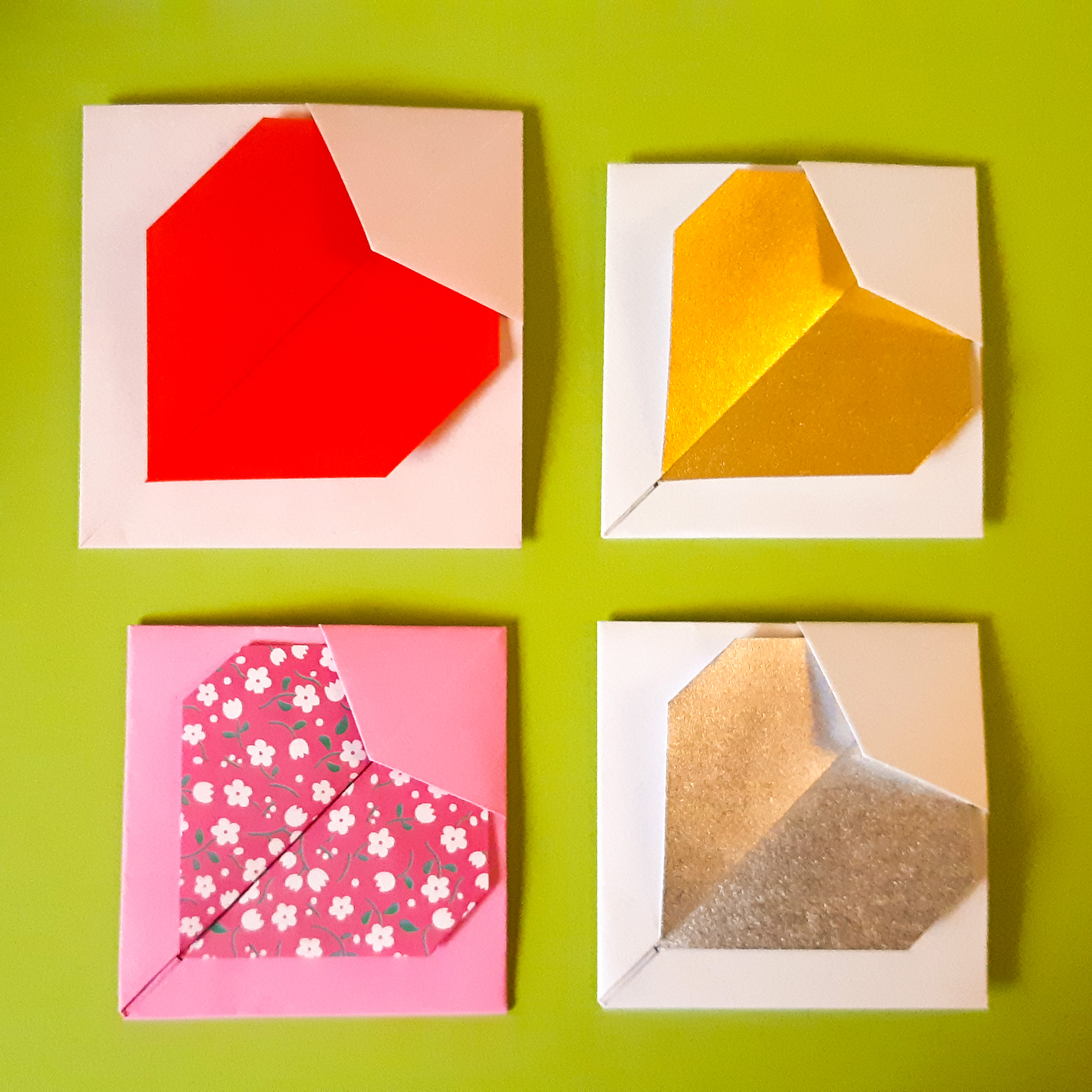carte-enveloppes Cœur bicolore 1€
ou si argentée ou dorée 2€
(~ 6,2 x 6,2 cm)