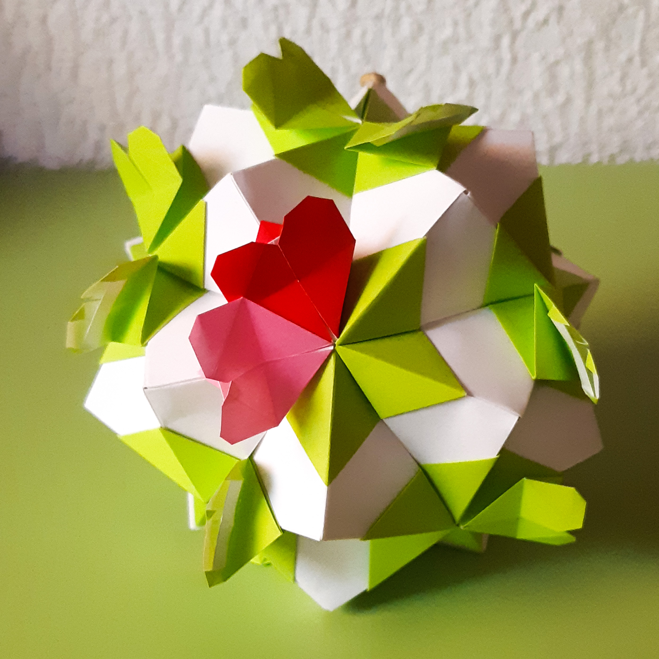 Kusudama Nous Deux à suspendre ou à poser 6€
(~ Ø 11 cm)