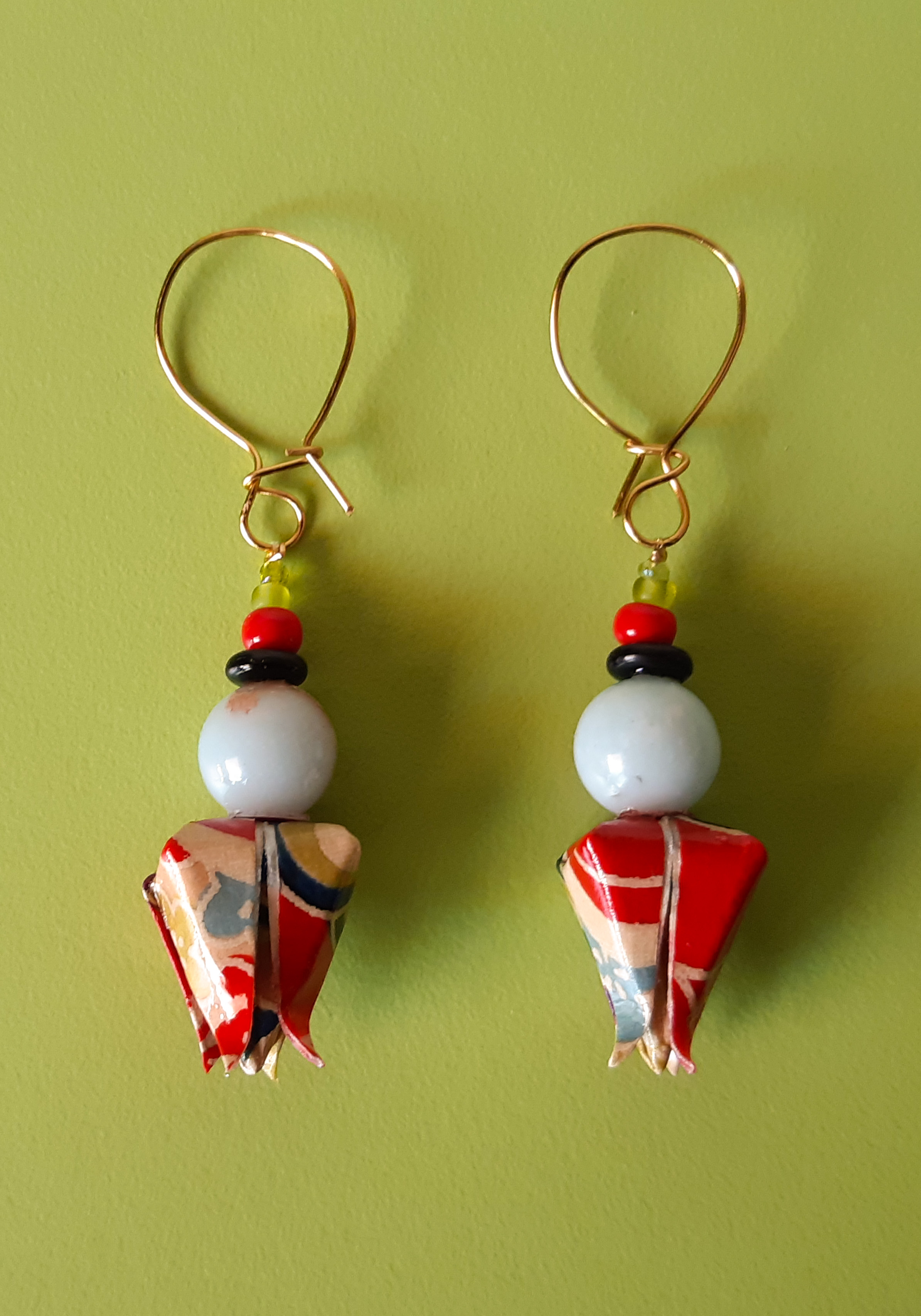 Boucles d'oreilles Bouton de lotus, rouge et bleu, 12€
(jaspe aqua terra : apaisement, ancrage, bon sens, courage...) 