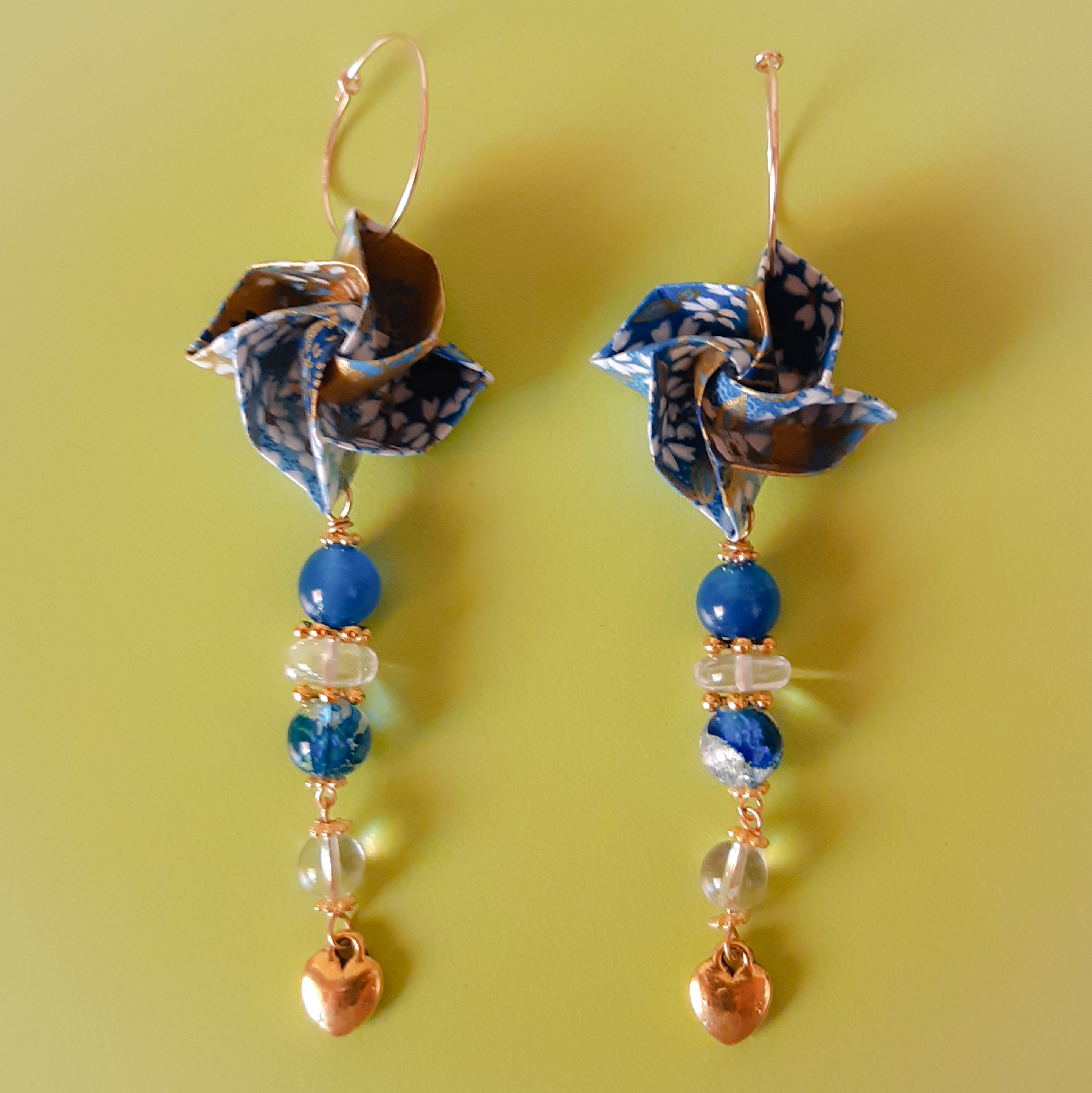 Boucles d'oreilles Fleurs, bleu et blanc, sur créoles en gold-filled, 20€
(agate bleue :  communication, harmonie, paix...  ; cristal de roche : amplificateur des vertus des autres pierres, régénération, énergies vitale
et spirituelle...)