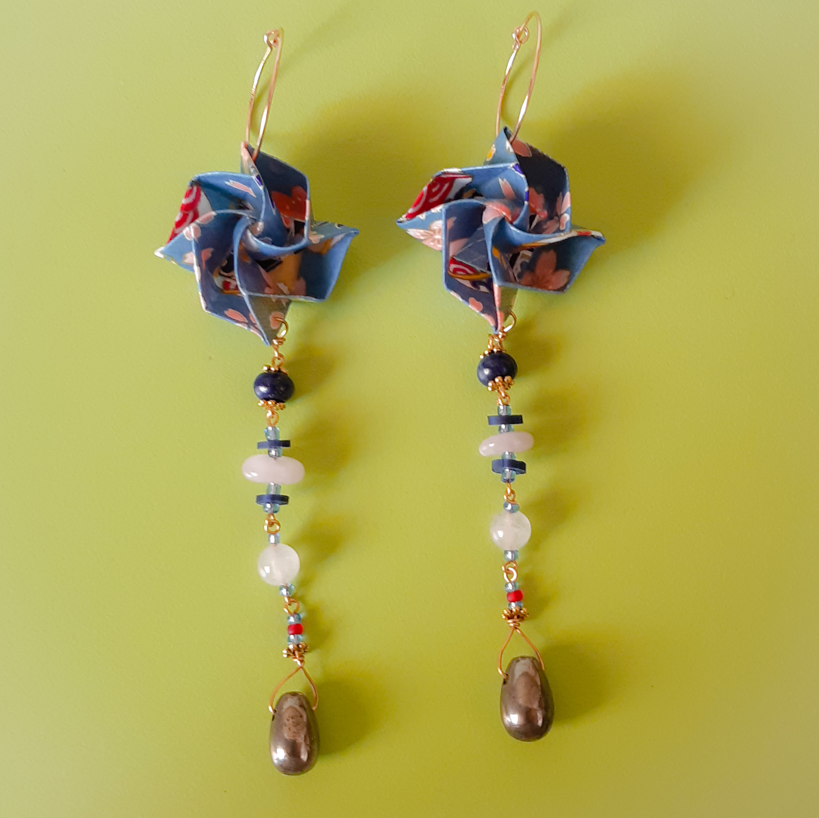 Boucles d'oreilles Fleurs, bleu et rose,  sur créoles en gold-filled, 20€
(lapis lazuli : bonne humeur, créativité, intuition, sagesse... ; quartz rose : réparation affective, sérénité d'esprit, créativité, intuition ; hématite : écoute, courage, stabilité...)