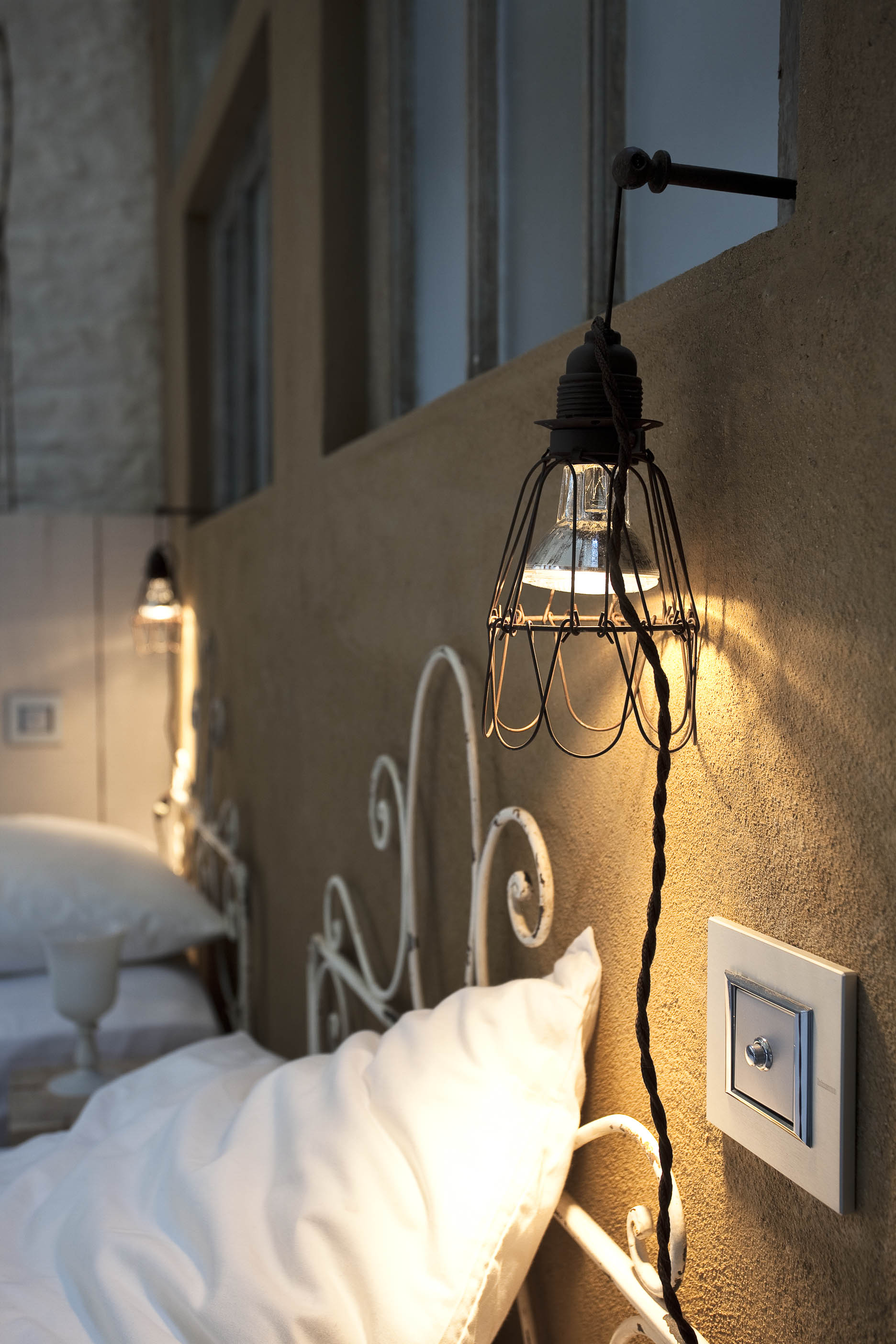 Chambre terre detail lampe