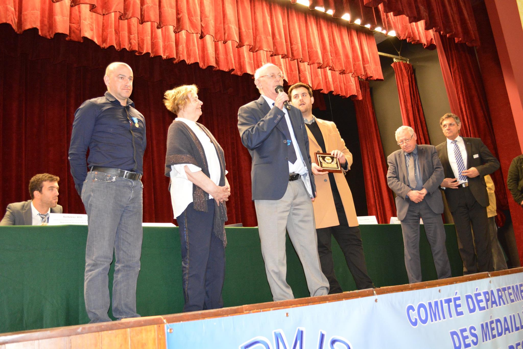 Remise de la plaque au maire