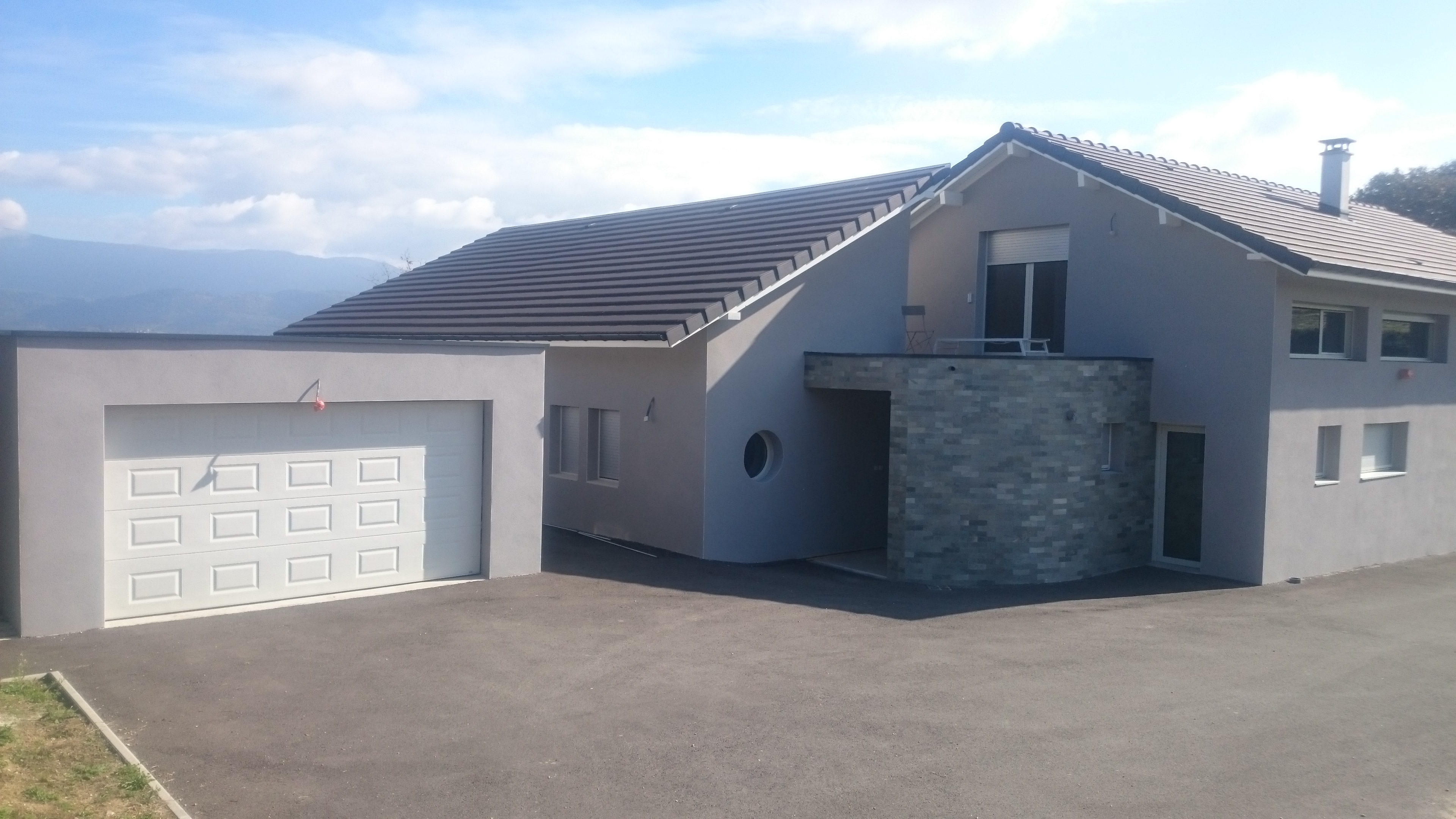 Maison avec mur pierre de parement