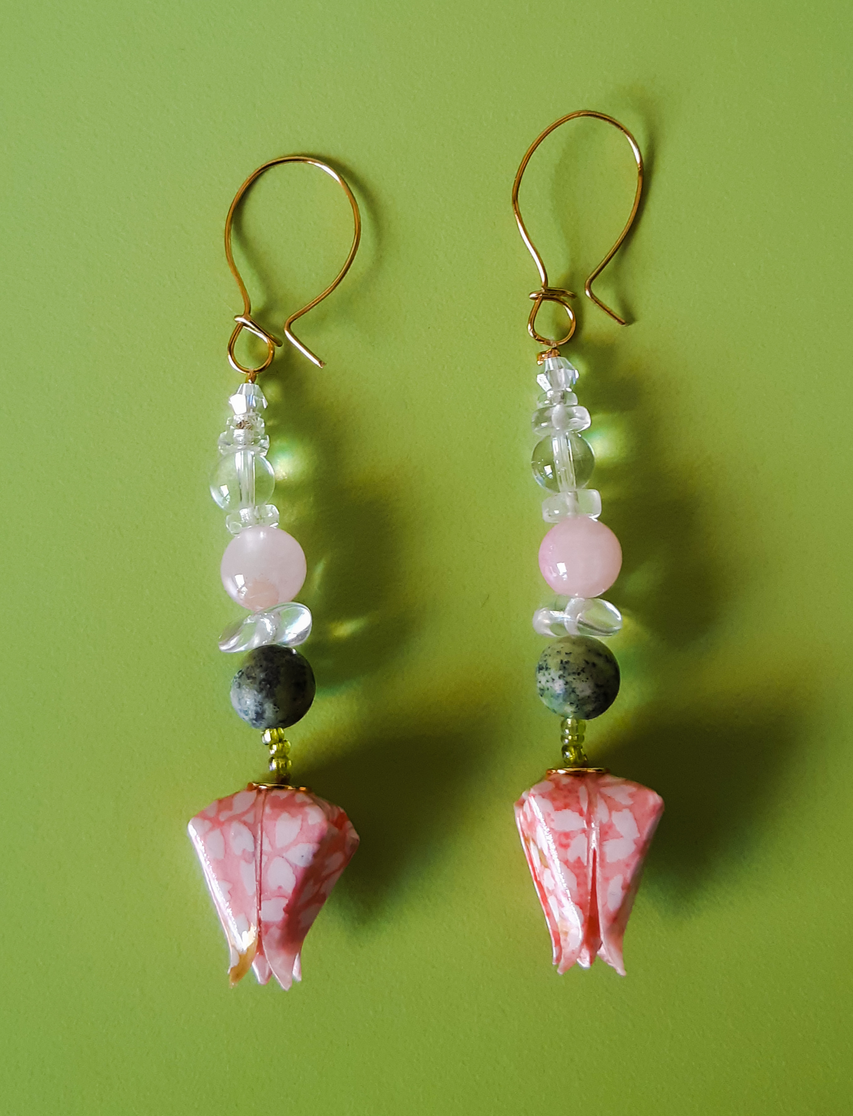 Boucles d'oreilles Bouton de lotus, rose, 12€
(quartz rose: réparation affective, sérénité, intuition... chrysoprase : créativité, renouveau, paix intérieure ;  cristal de roche : amplificateur des vertus des pierres à proximité, régénération...)
