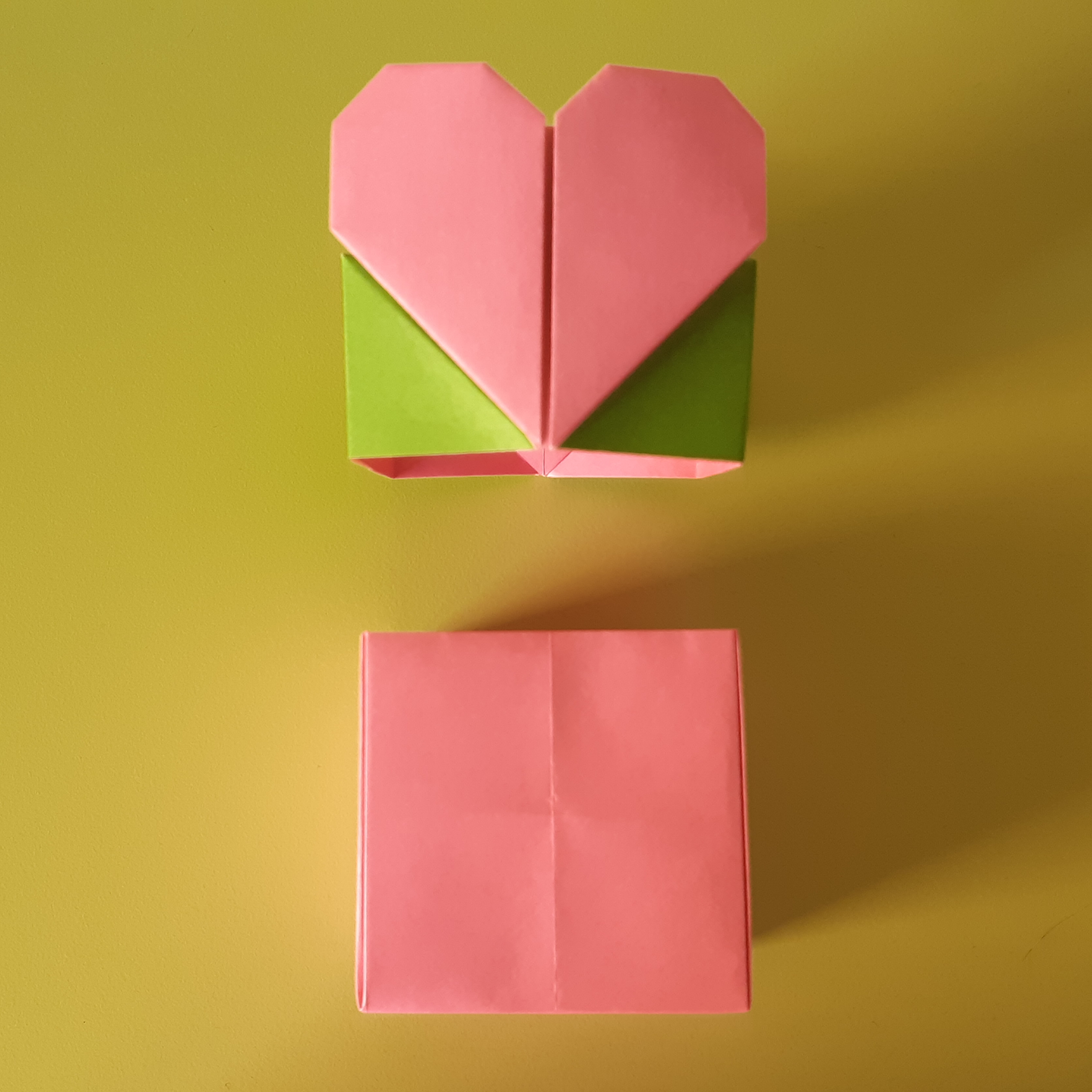 Boîte cubique à cœurs 3€
(cube ~ 5 cm de côté)