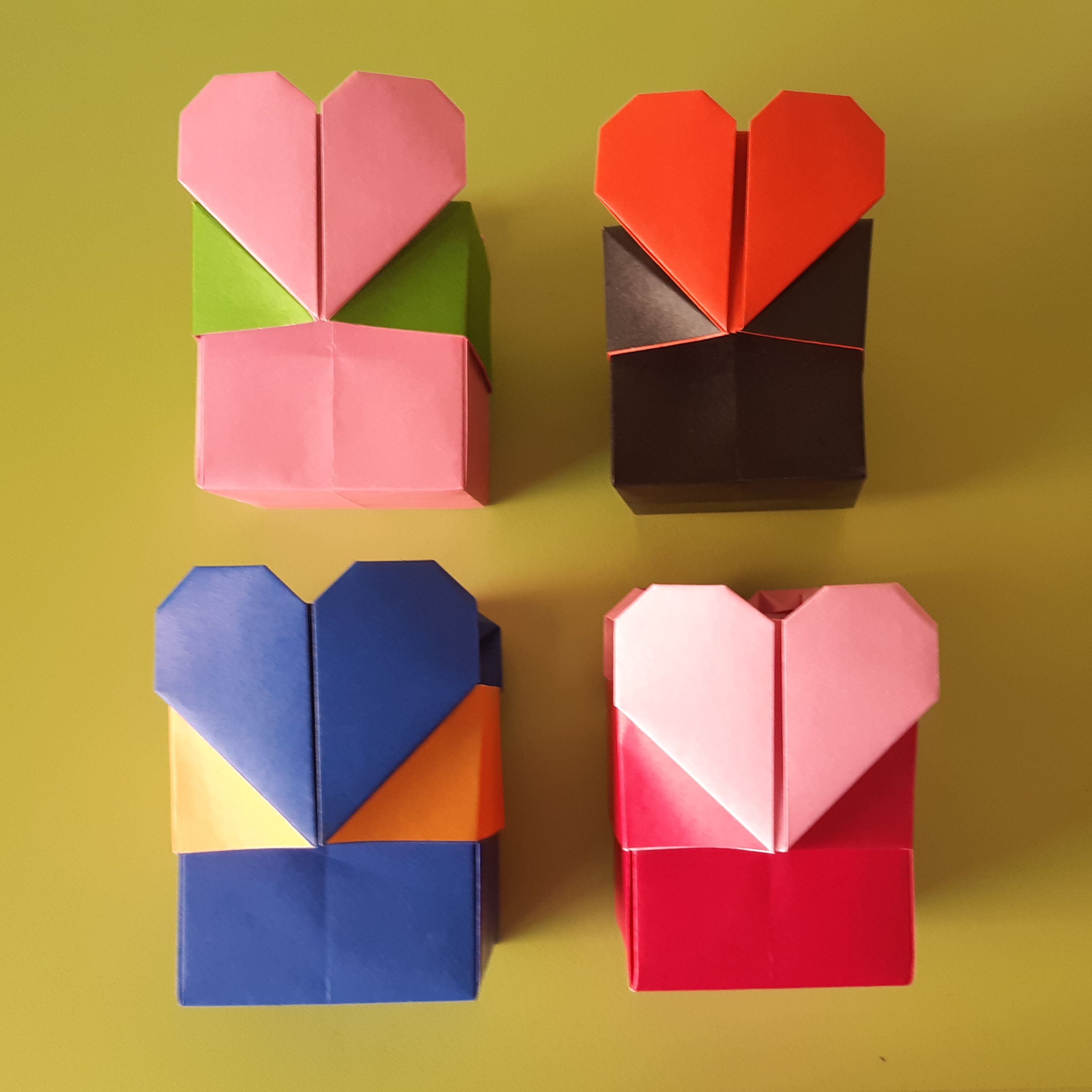 Boîte cubique à cœurs 3€
(cube ~ 5 cm de côté)