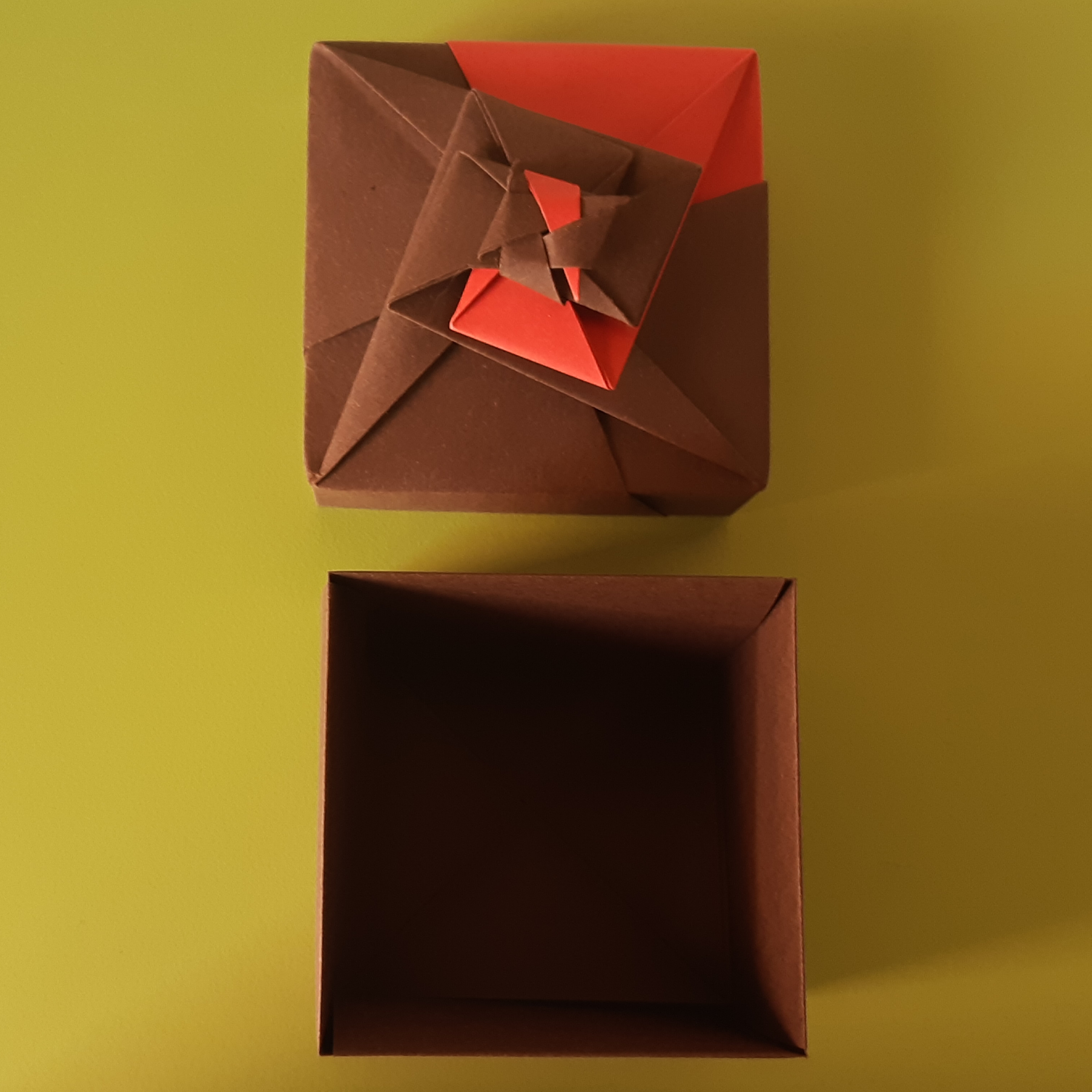 Boîte cubique à spirale 3€
(~ 8 x 4,6 cm)