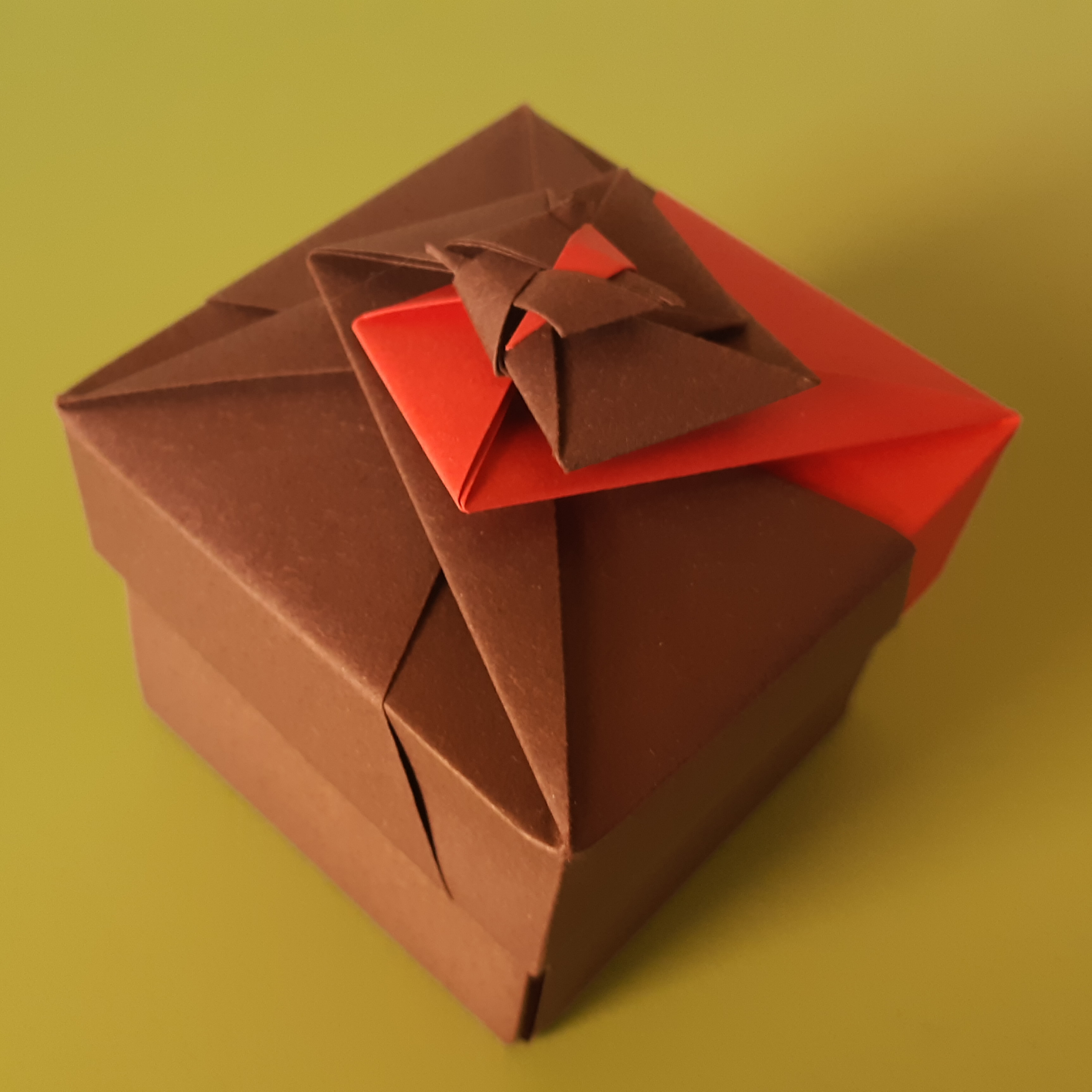 Boîte cubique à spirale 3€
(~ 8 x 4,6 cm)
