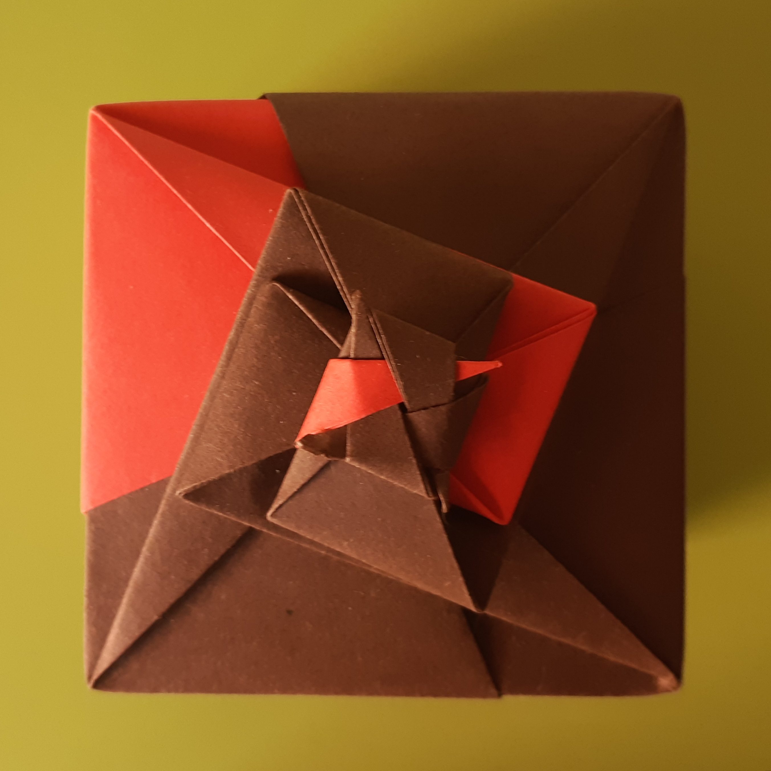 Boîte cubique à spirale 3€
(~ 8 x 4,6 cm)