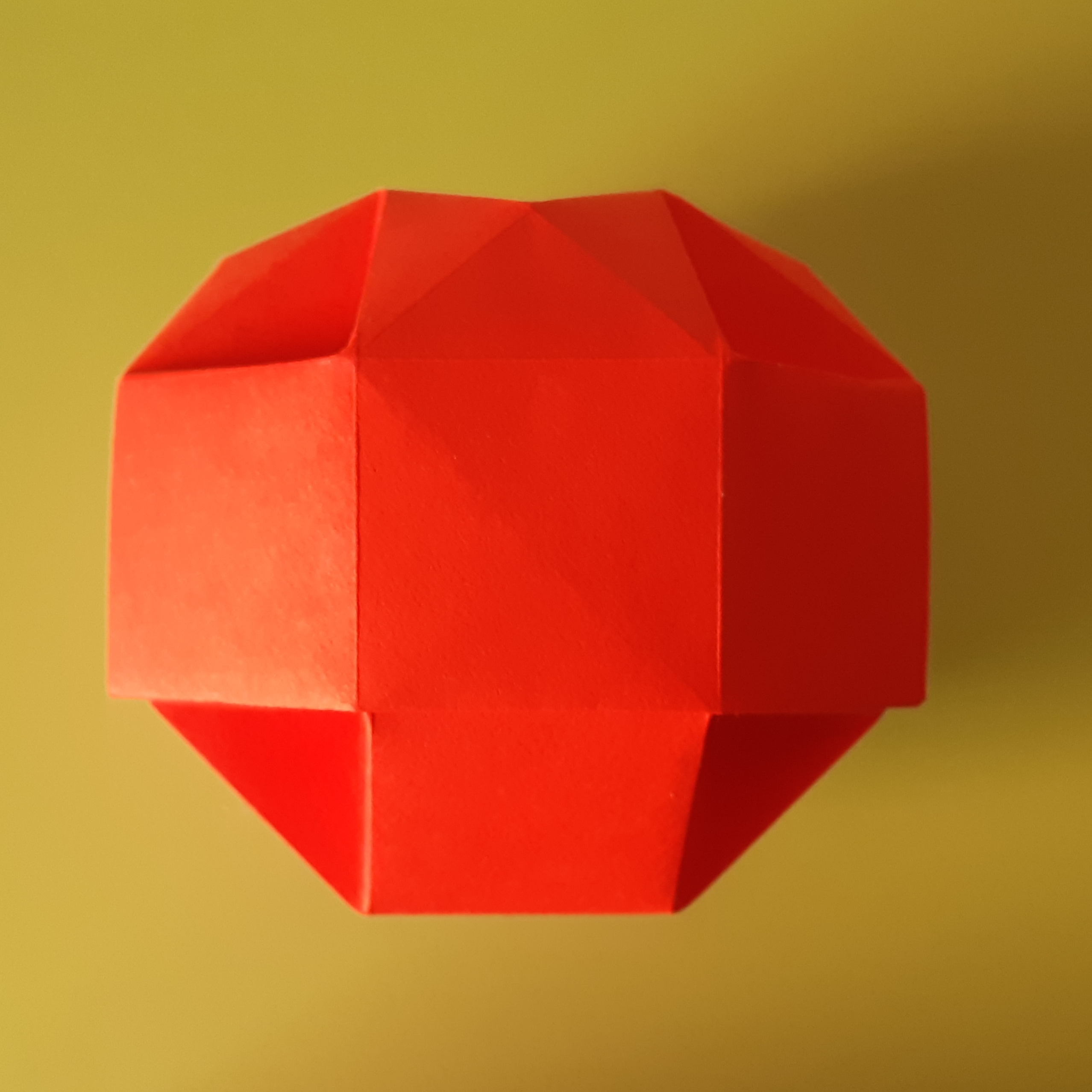 Boîte sphérique en papier washi 4€
(~ Ø 8 x h 8 cm)