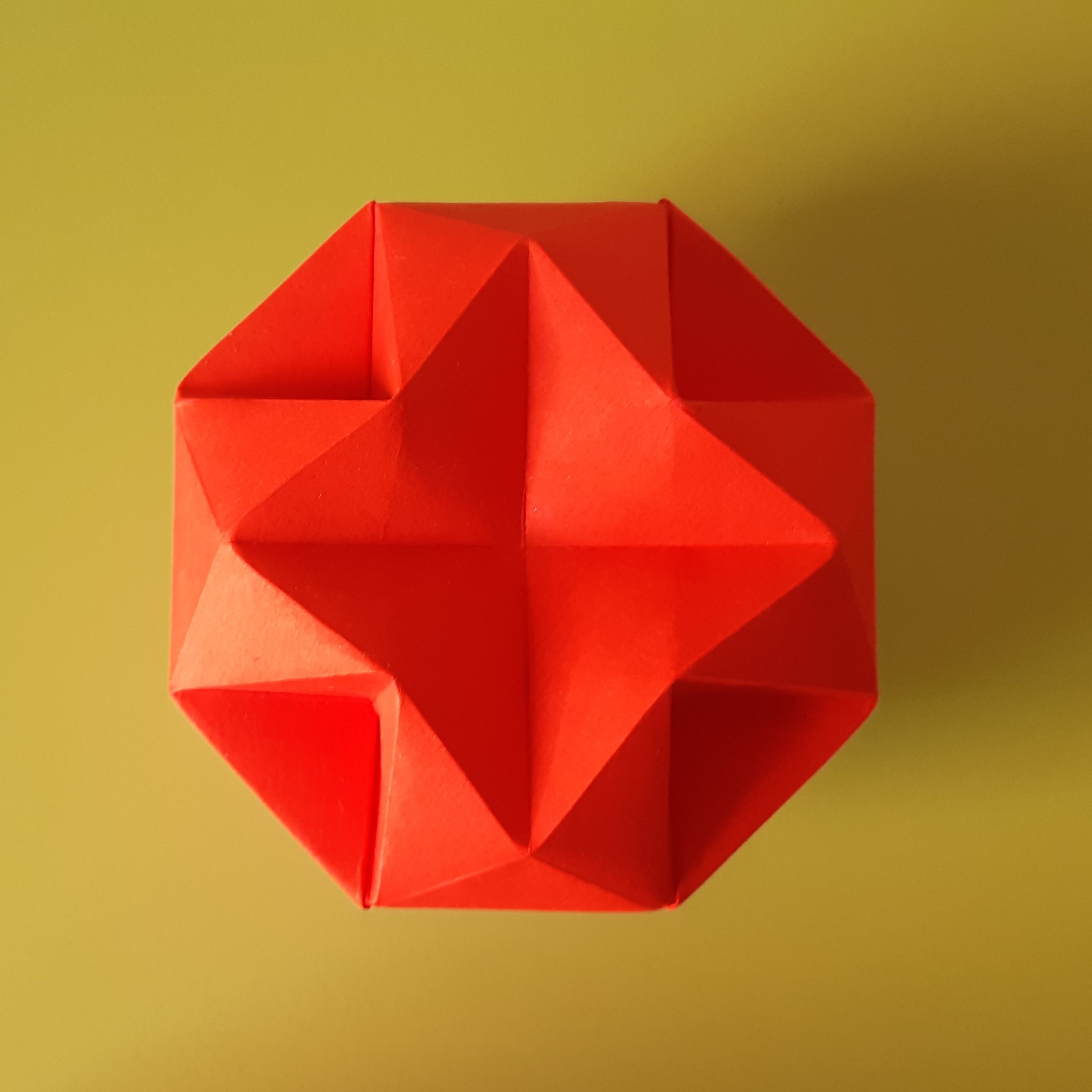 Boîte sphérique en papier washi 4€
(~ Ø 8 x h 8 cm)