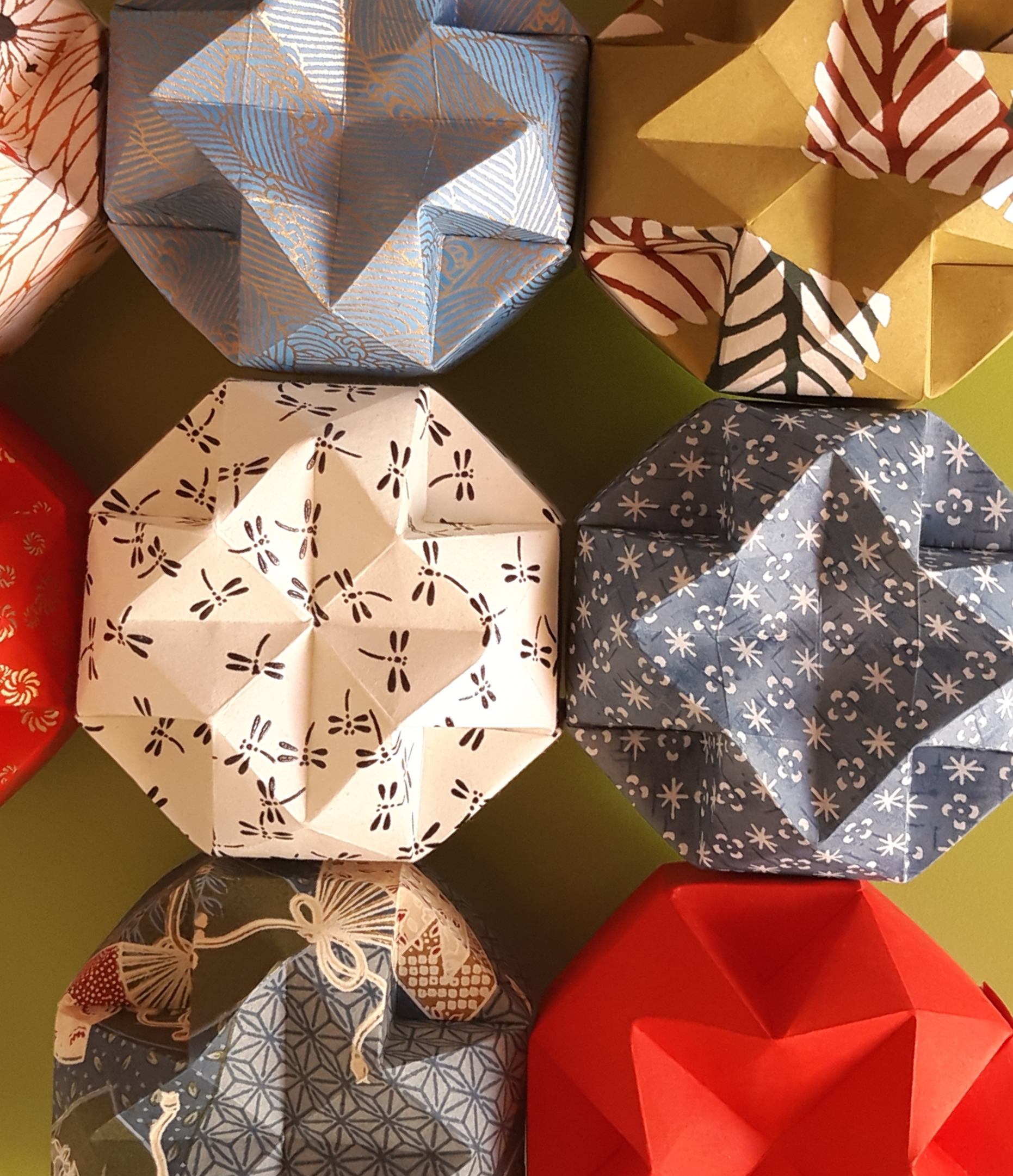 Boîte sphérique en papier washi 4€
(~ Ø 8 x h 8 cm)