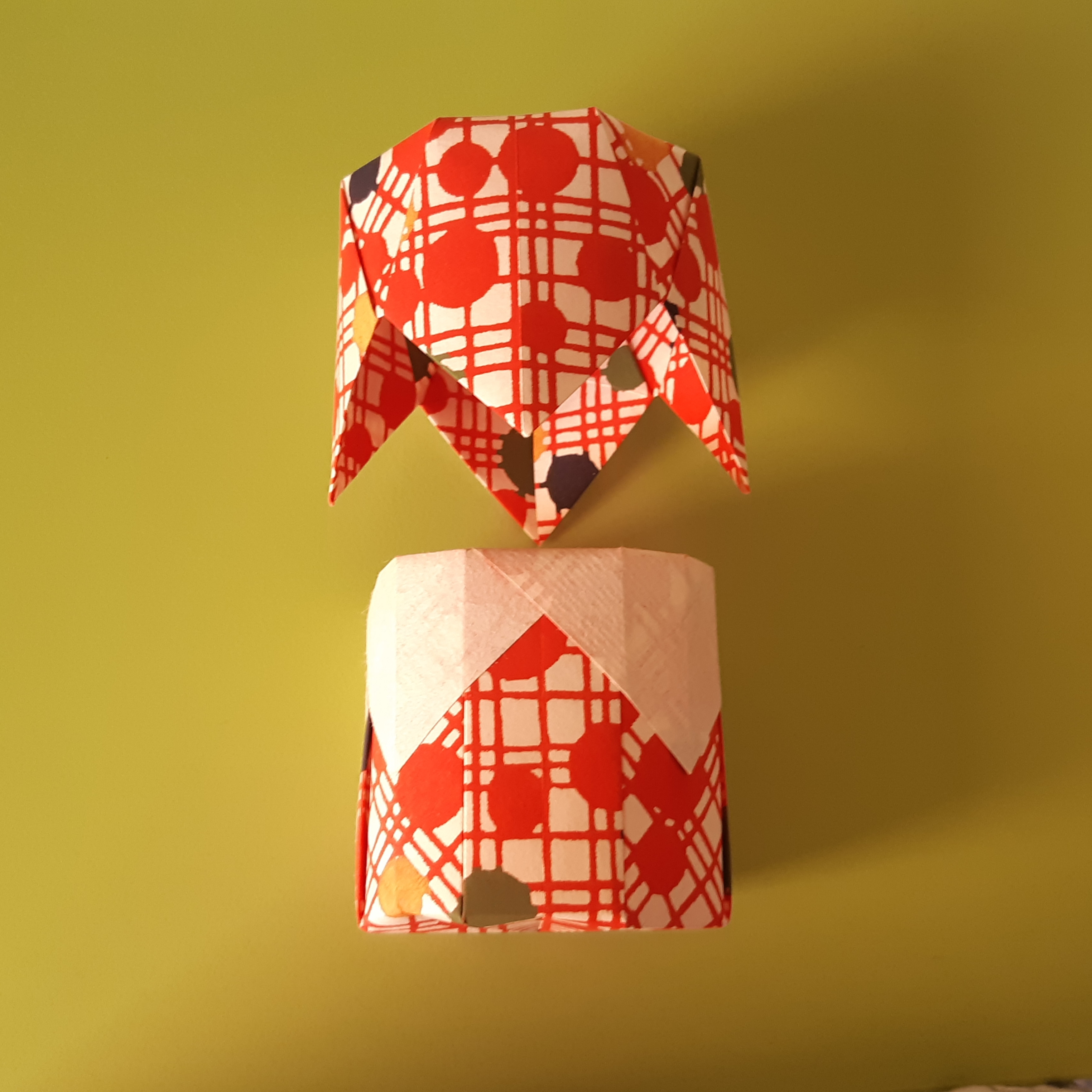 Boîte cylindrique en papier washi 4€
(~ Ø 7 x h 7,5 cm)