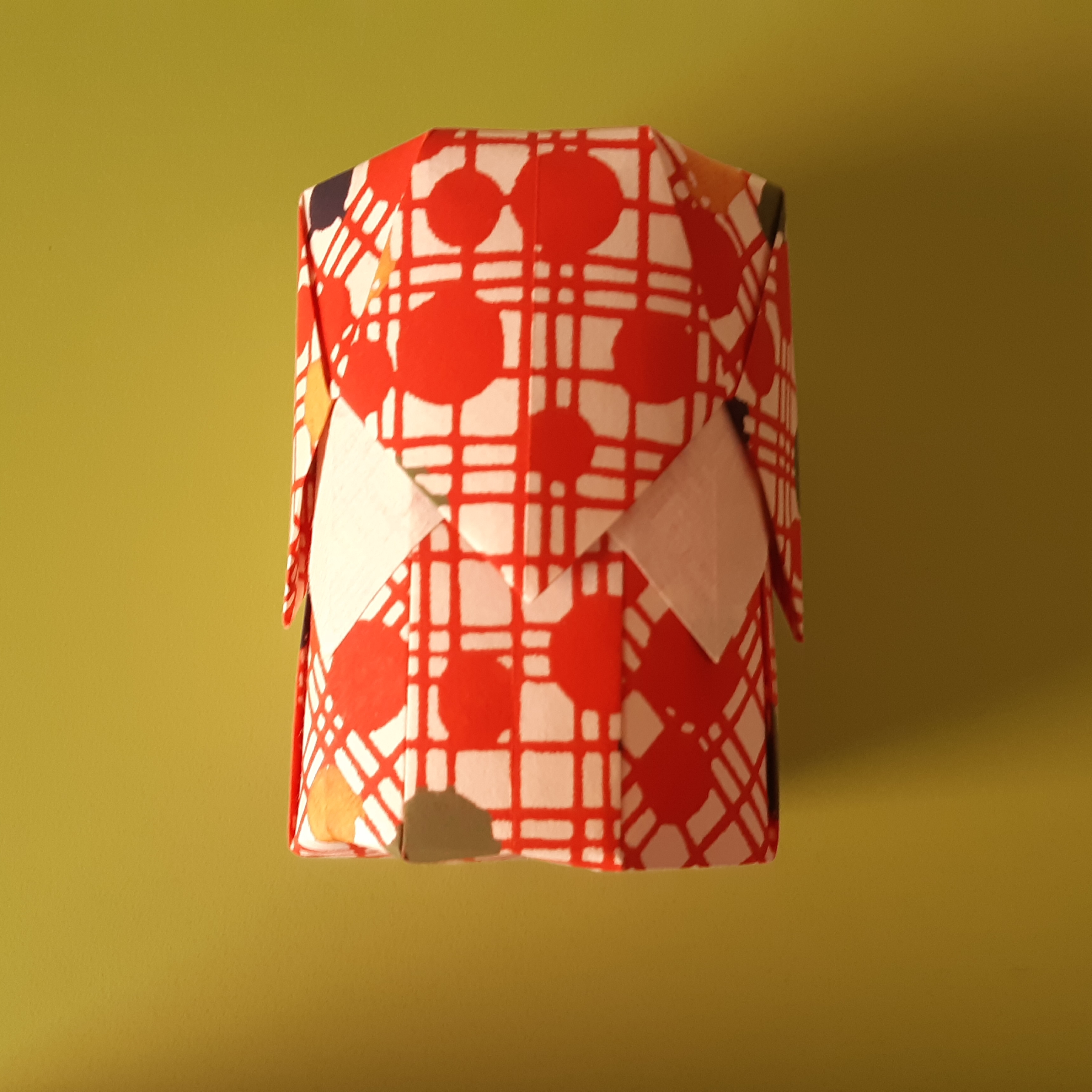Boîte cylindrique en papier washi 4€
(~ Ø 7 x h 7,5 cm)