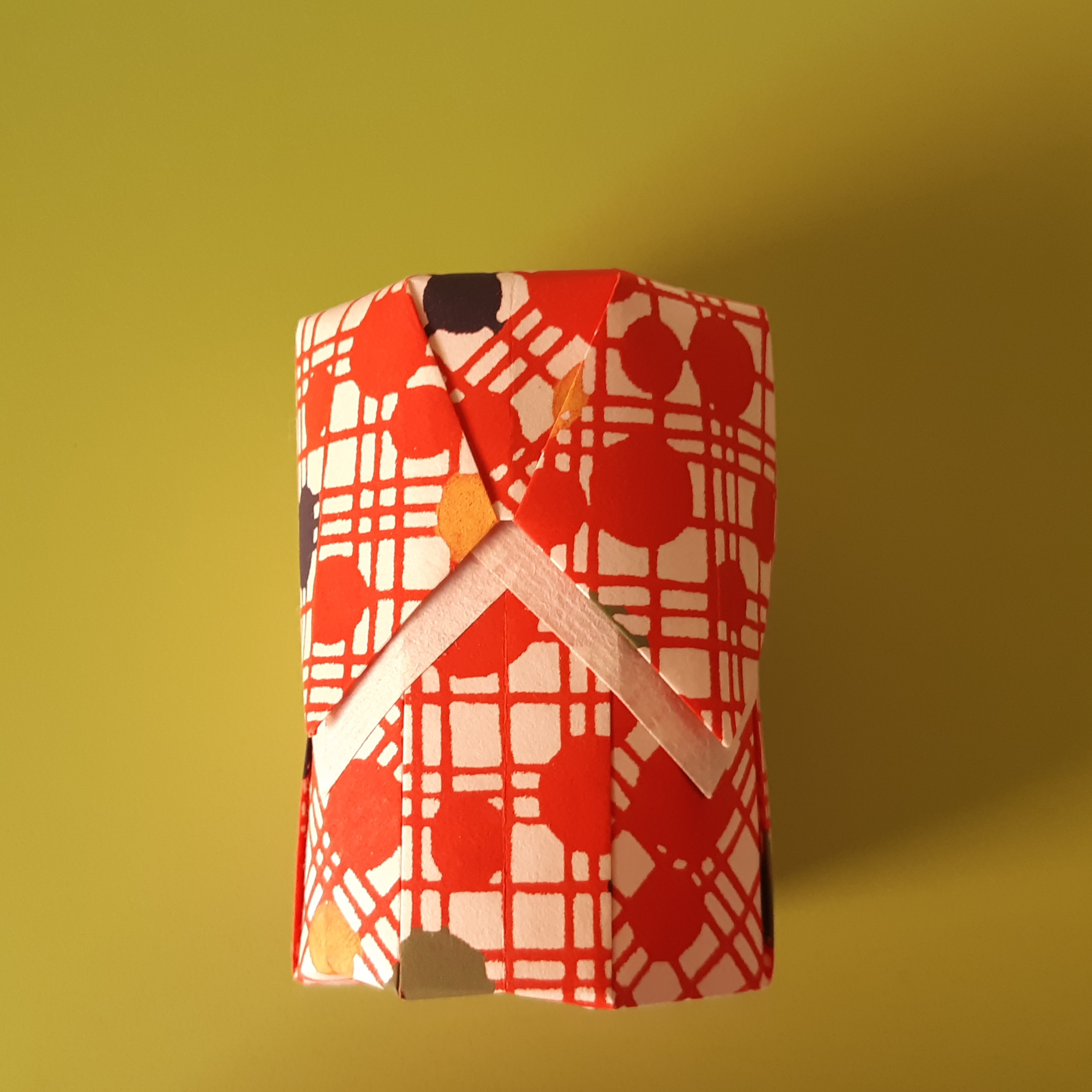 Boîte cylindrique en papier washi 4€
(~ Ø 7 x h 7,5 cm)