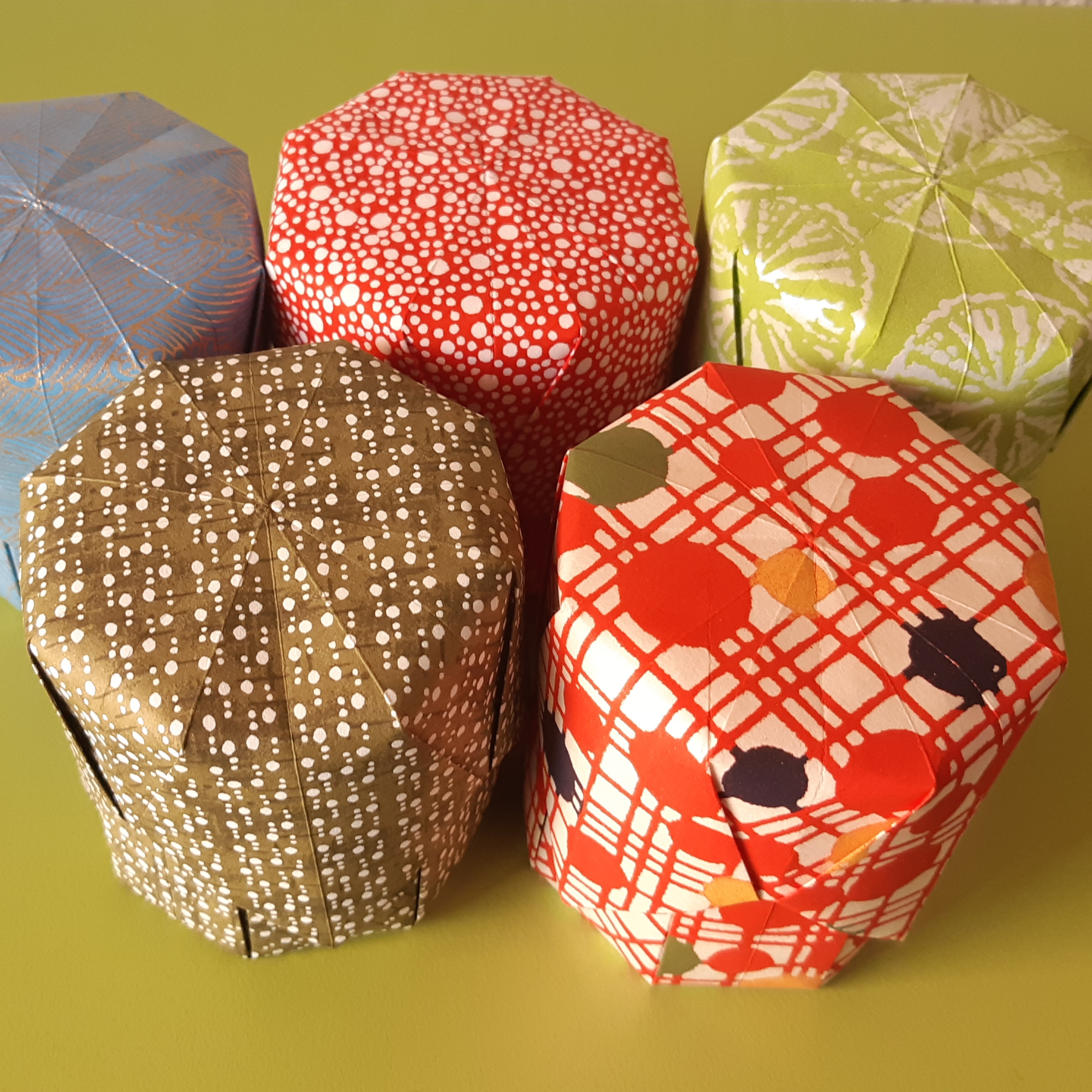 Boîte cylindrique en papier washi 4€
(~ Ø 7 x h 7,5 cm)