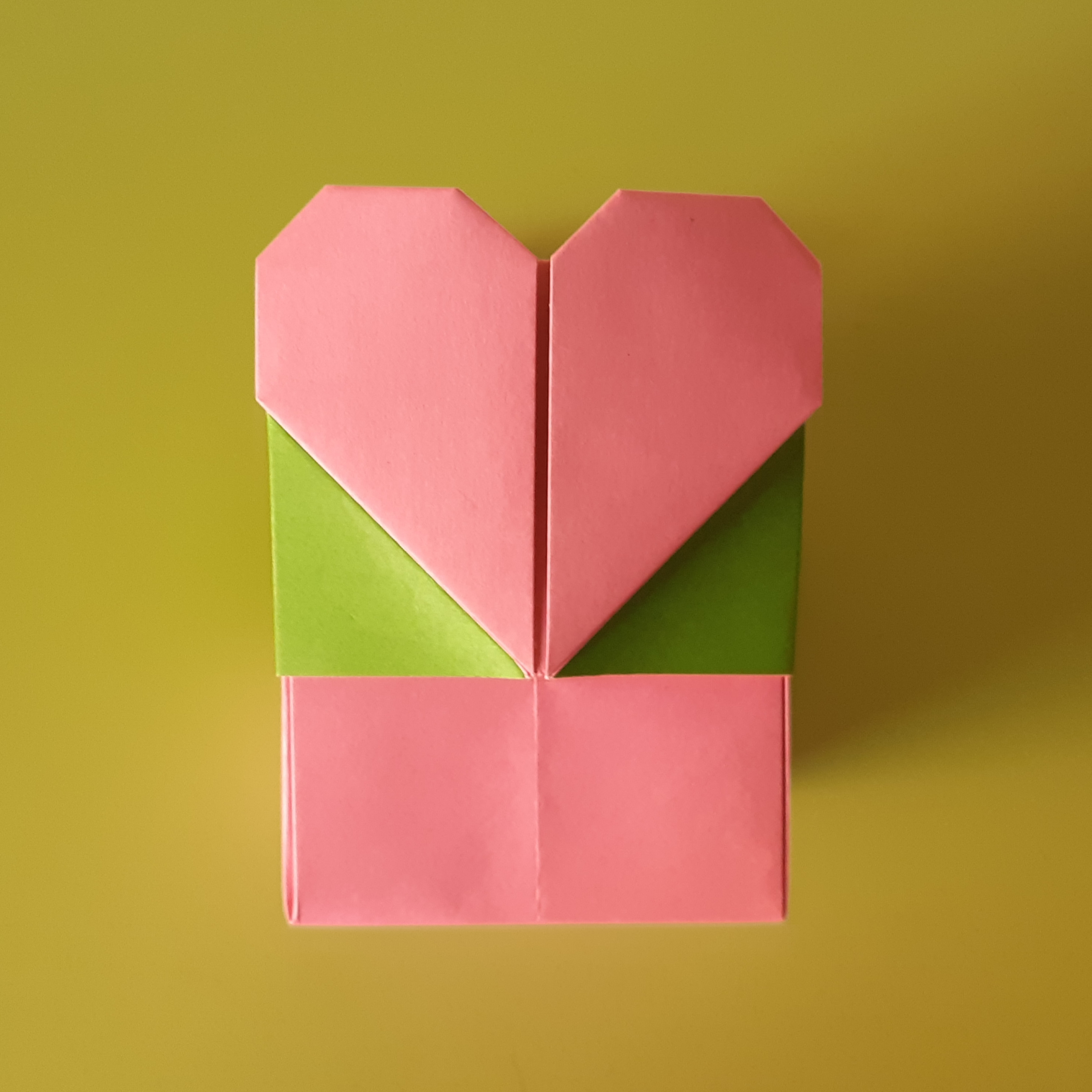 Boîte cubique à cœurs 3€
(cube ~ 5 cm de côté)