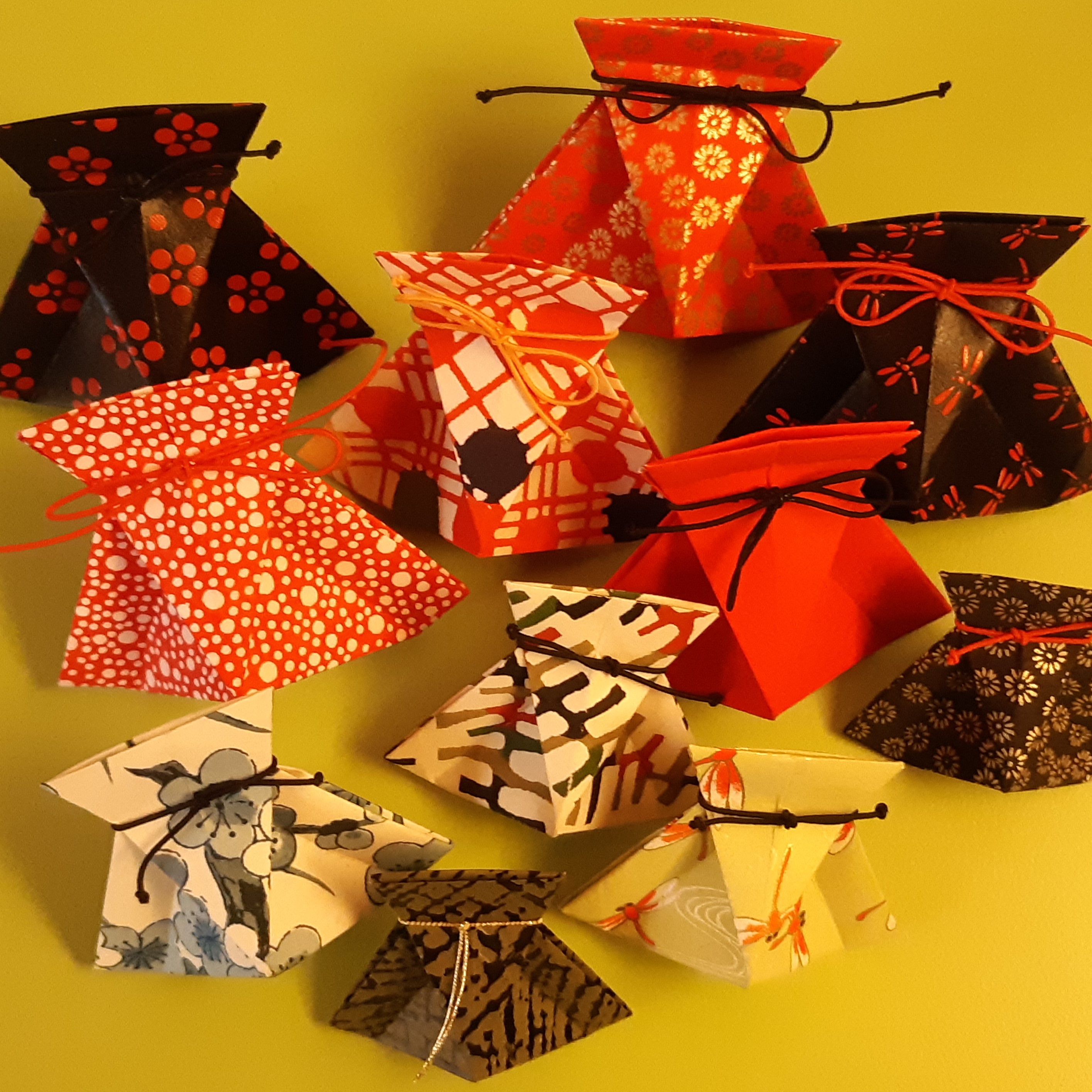 aumônière en papier washi 3€
(~ 7,5 x h 6 cm ou 10,5 x h 8,5 cm)