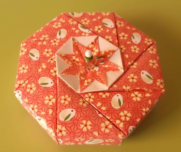 Boîte modulaire octogonale en papier washi à poignée bijou 15€
(~ Ø 6 x h 2,5 cm jusqu'à Ø 15,5 x h 3, 5 cm)
faites de 16 modules