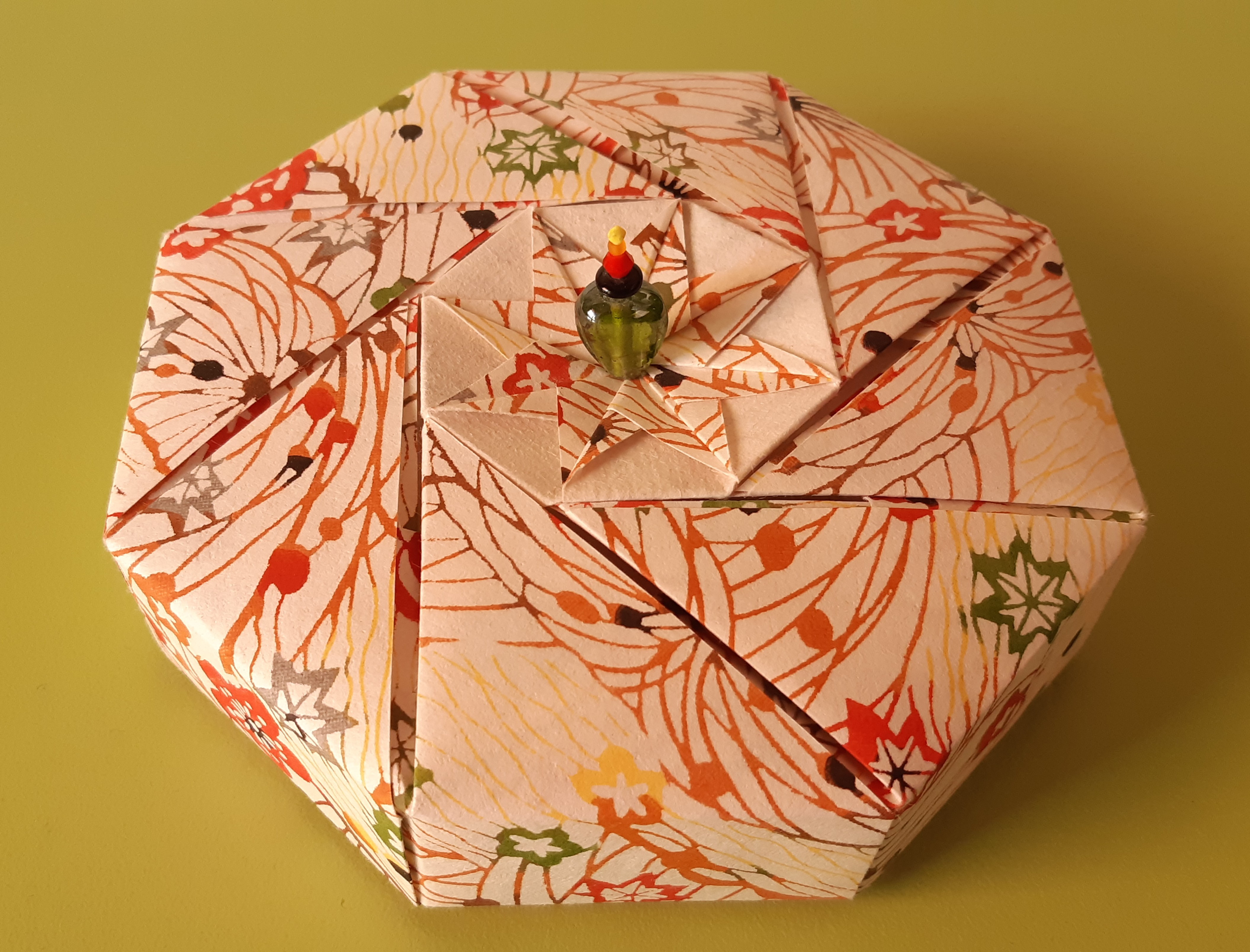 Boîte modulaire octogonale en papier washi  à poignée bijou 15€
(~ Ø 6 x h 2,5 cm jusqu'à Ø 15,5 x h 3, 5 cm)
faites de 16 modules