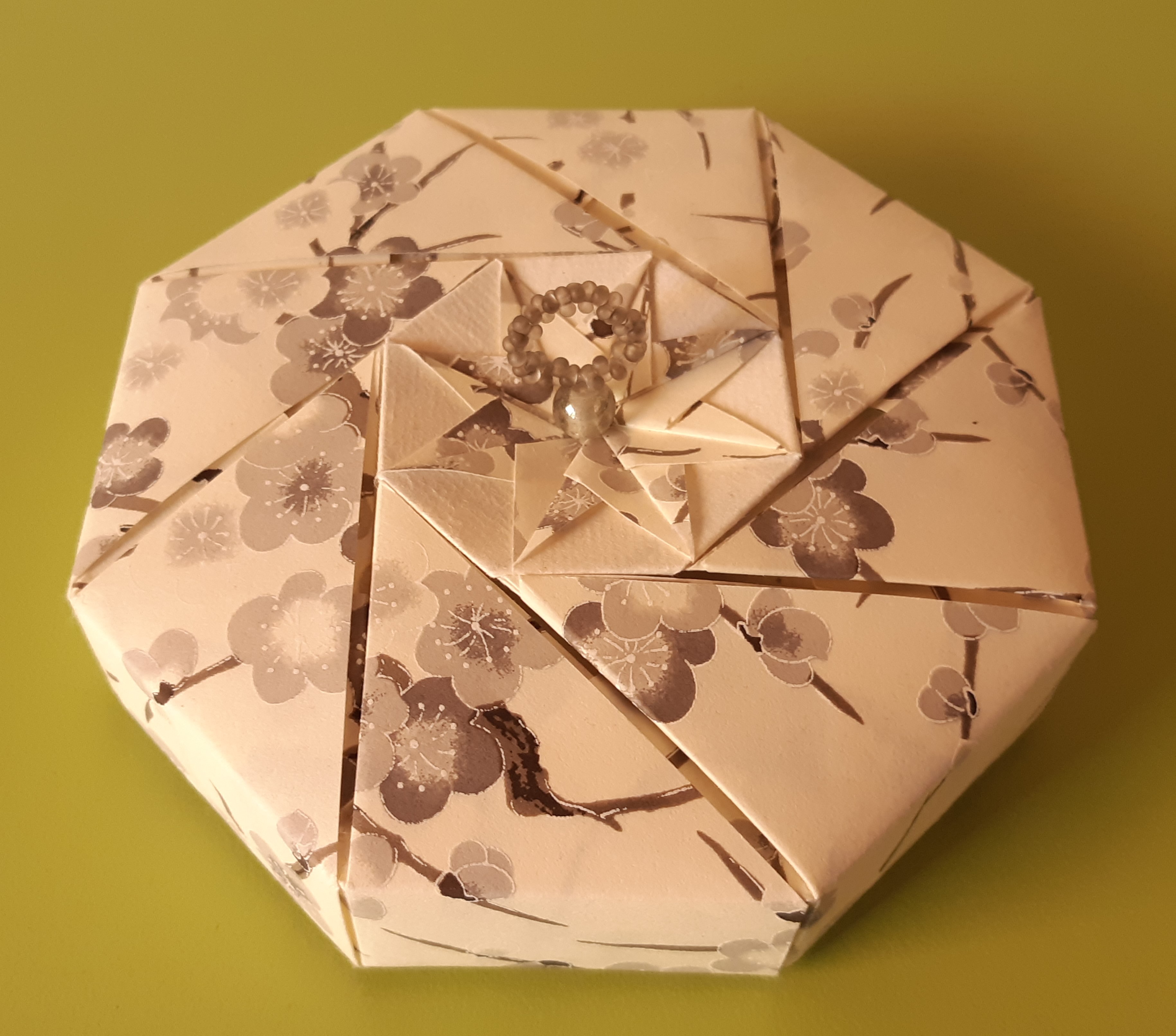 Boîte modulaire octogonale en papier washi  avec poignée bijou 15€
(~ Ø 6 x h 2,5 cm jusqu'à Ø 15,5 x h 3, 5 cm)
faites de 16 modules