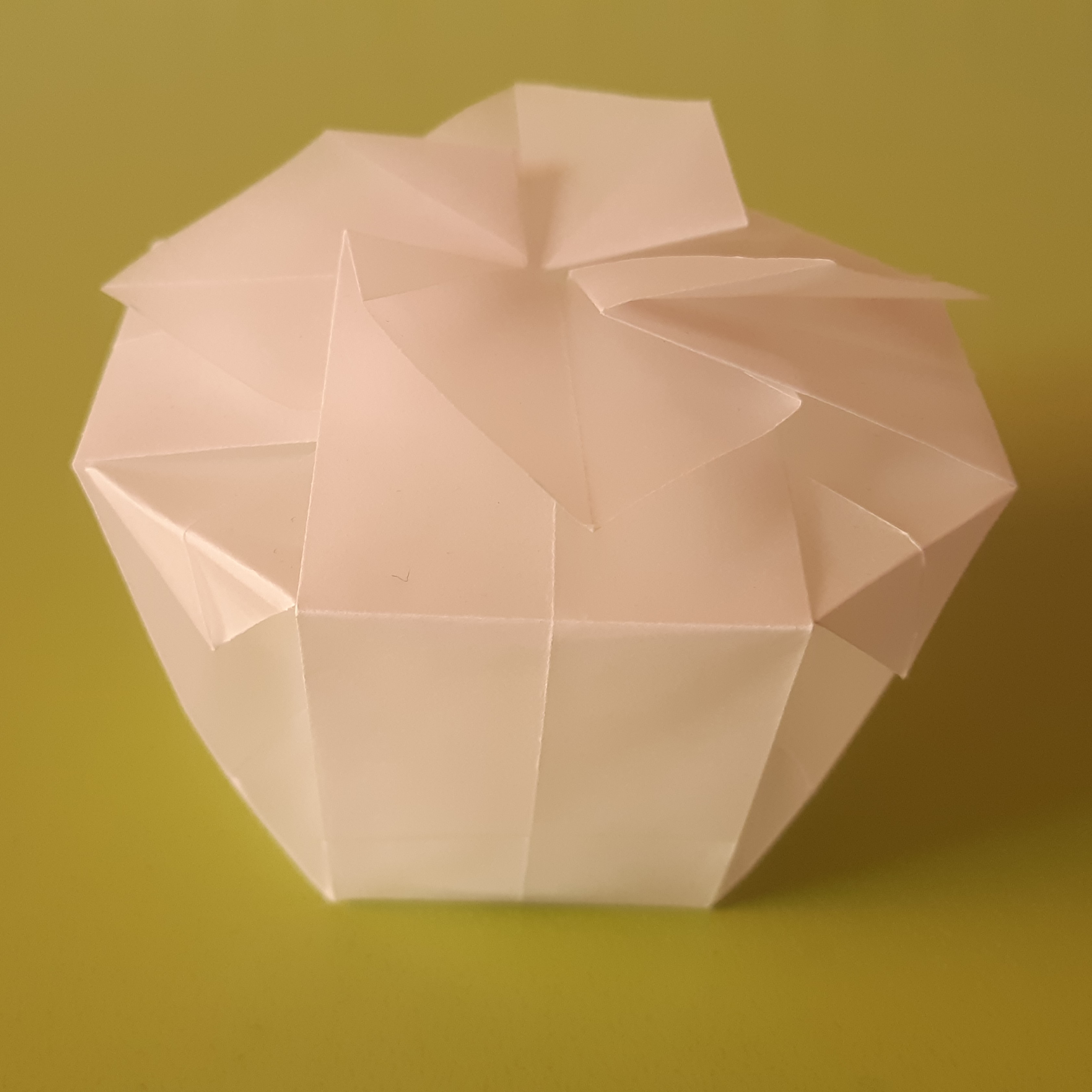 photophore Lanterne en papier calque avec led 3€
(~ Ø 7,5 x h 5 cm)