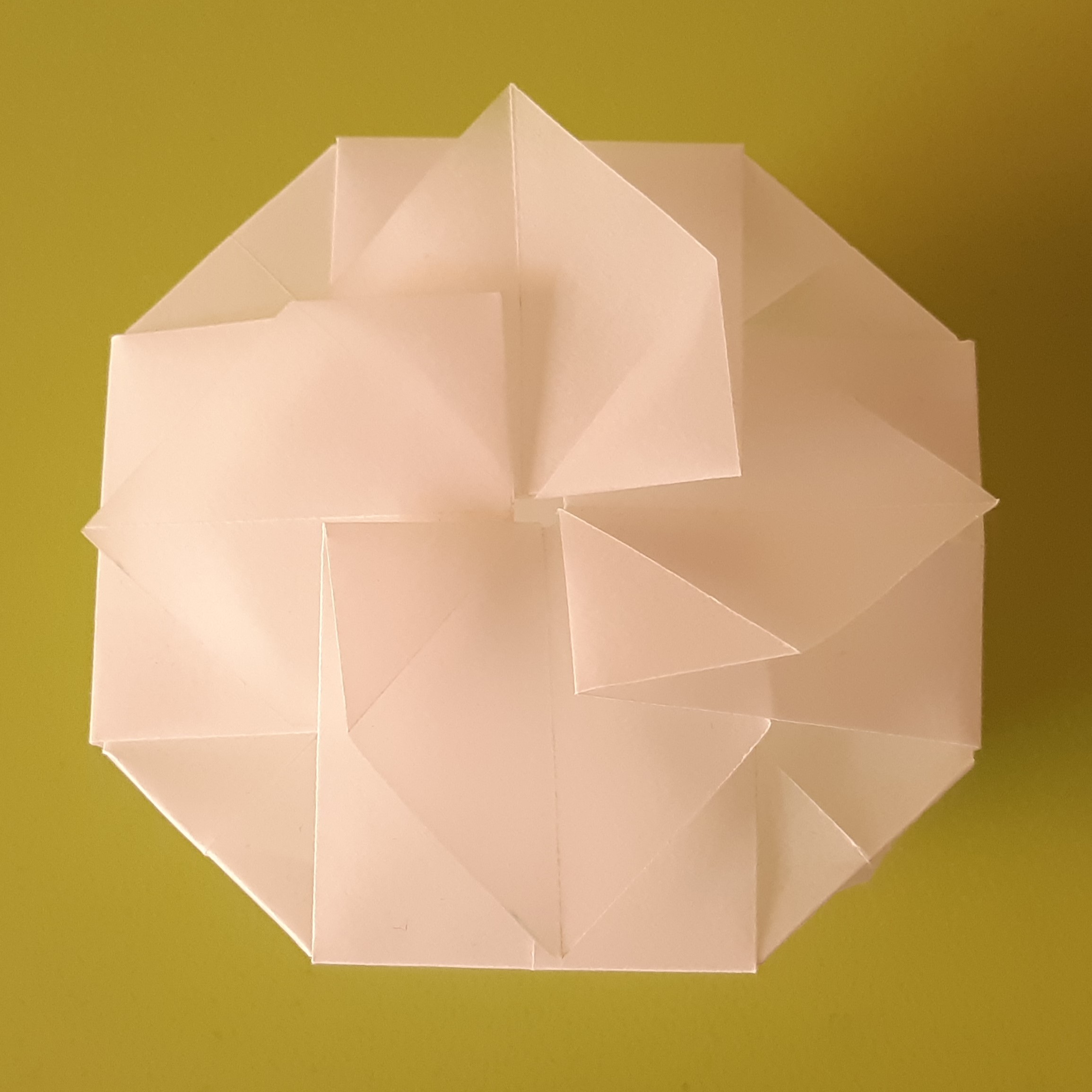 photophore Lanterne en papier calque avec led 3€
(~ Ø 7,5 x h 5 cm)