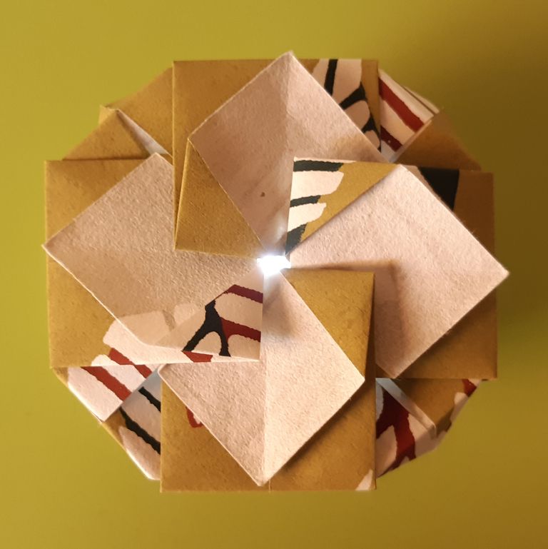 photophore Lanterne en papier washi avec led 5€
(~ Ø 7,5 x h 5 cm)