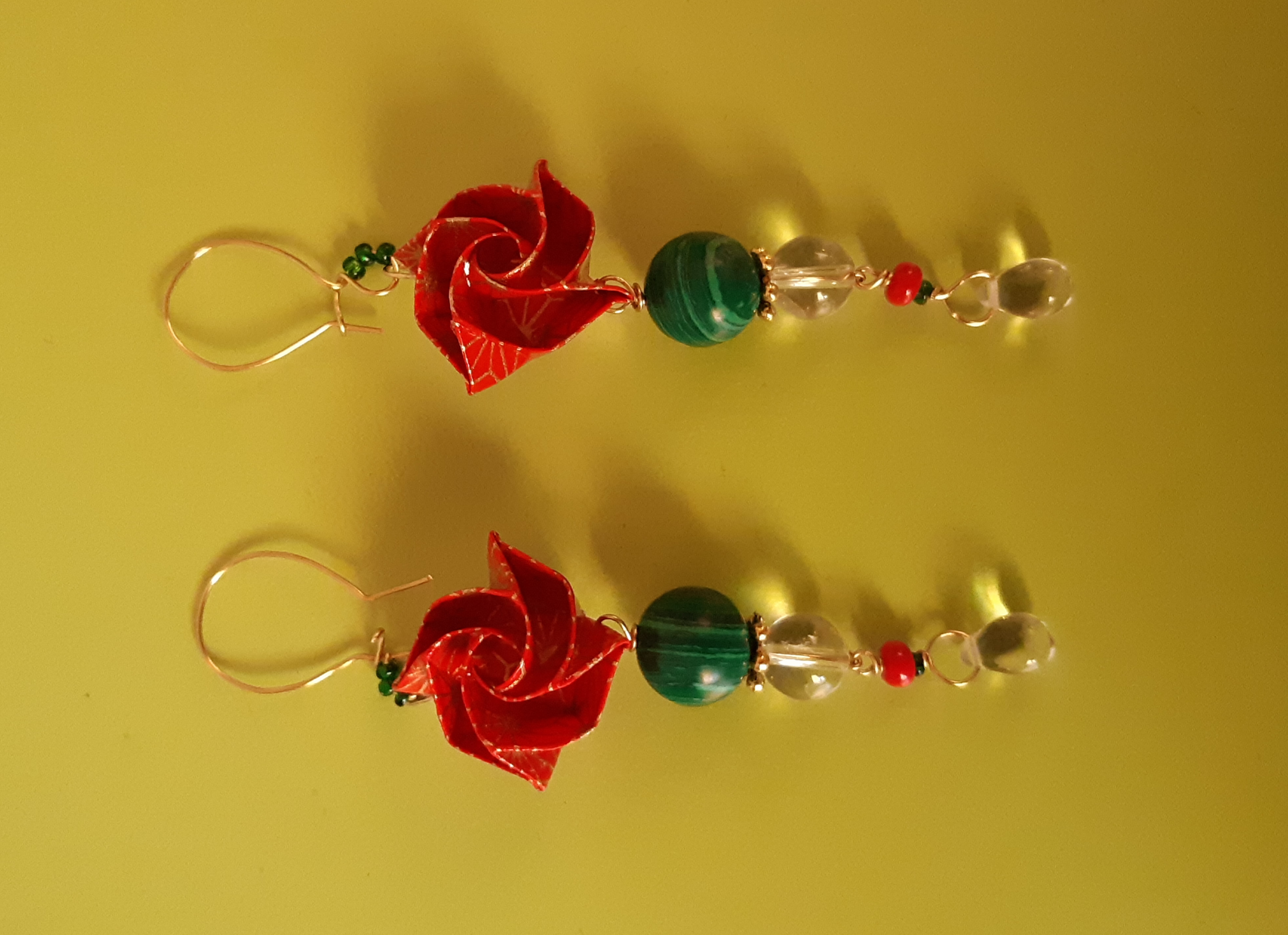 boucles d'oreilles, rouge et vert, 15€
malachite : confiance en soi, énergie positive, protection, méditation... ;  cristal de roche : amplificateur des vertus des pierres à proximité, régénération, purification...
