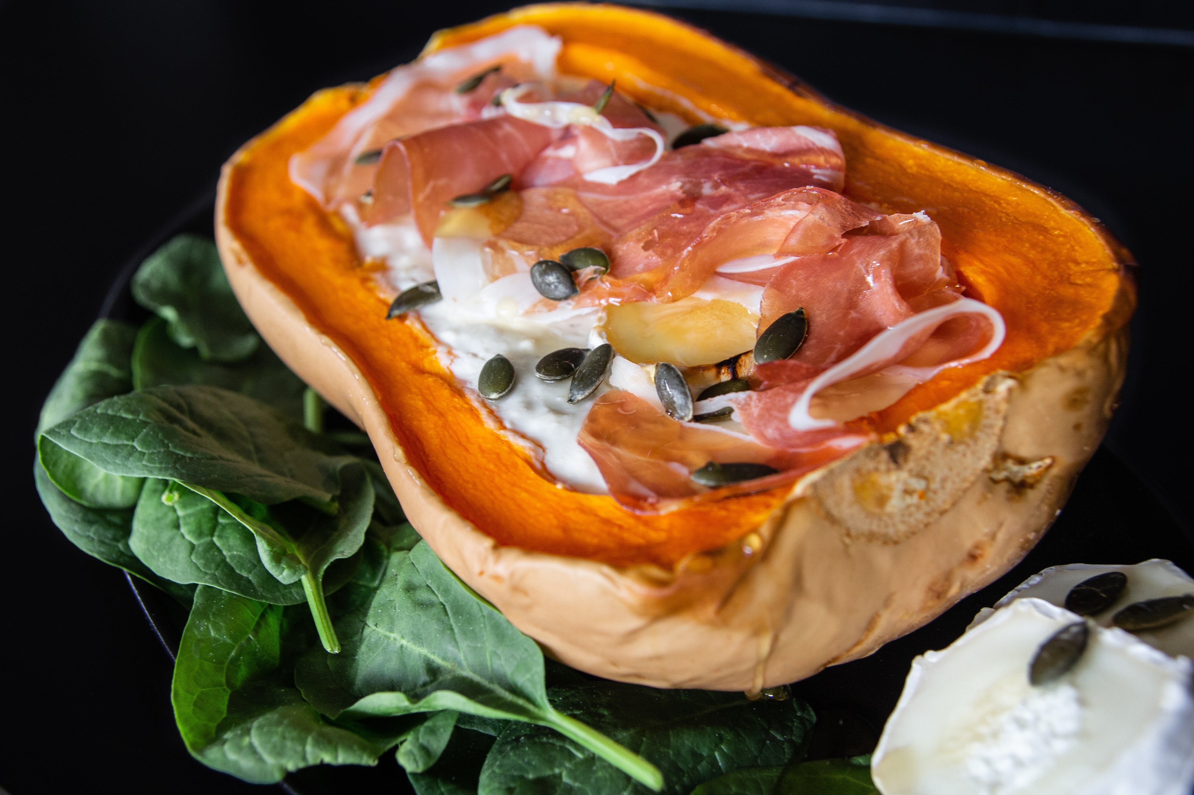 Butternut farcie au chèvre, miel et jambon cru